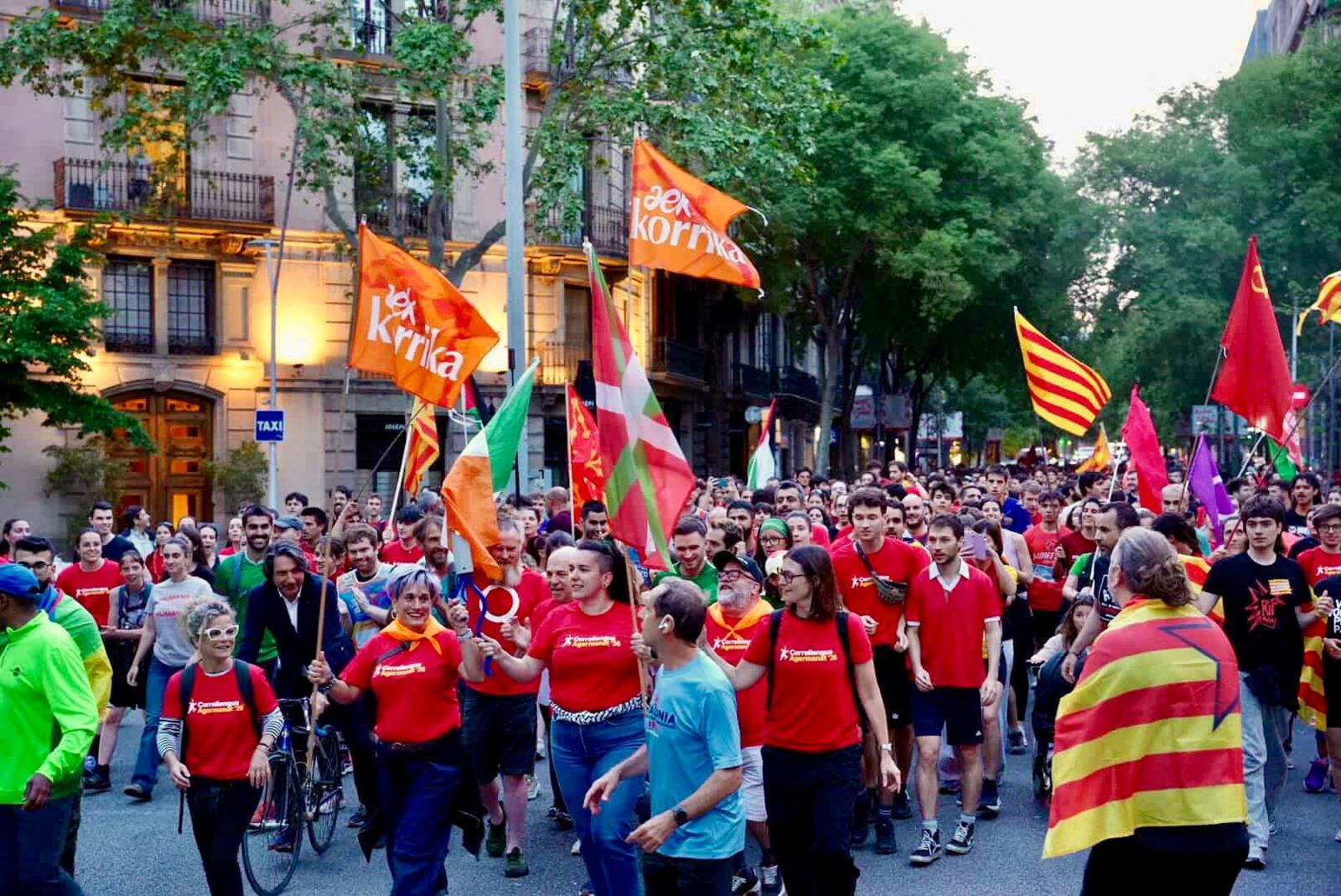  AEK-ko Ane Elordi eta Lurdes Etxezarreta, atzo, Correllenguan, 'flama' eskuan. AEK