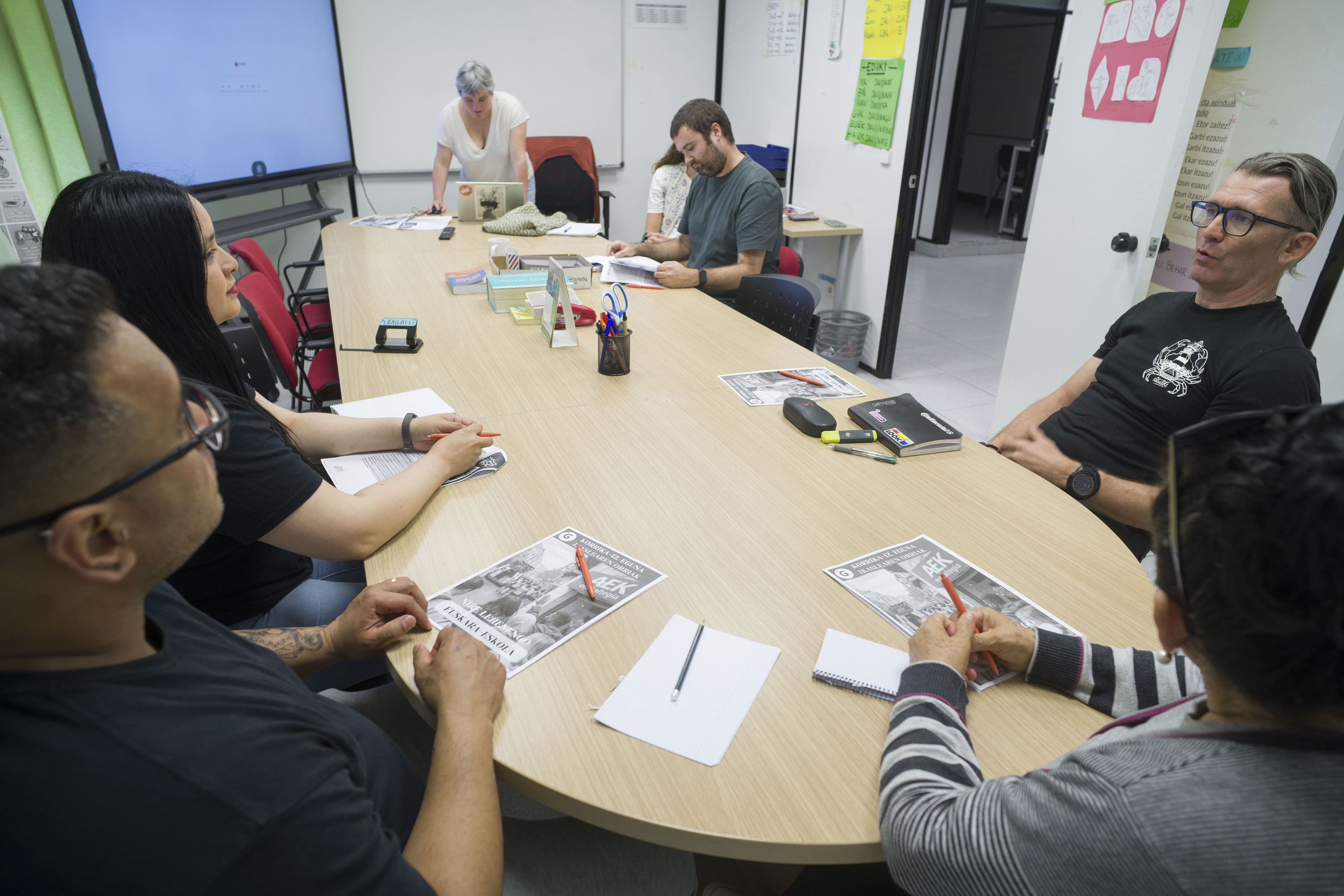 Ikasleak AEKren Zumaiako euskaltegian, gaur arratsaldean. JON URBE / FOKU