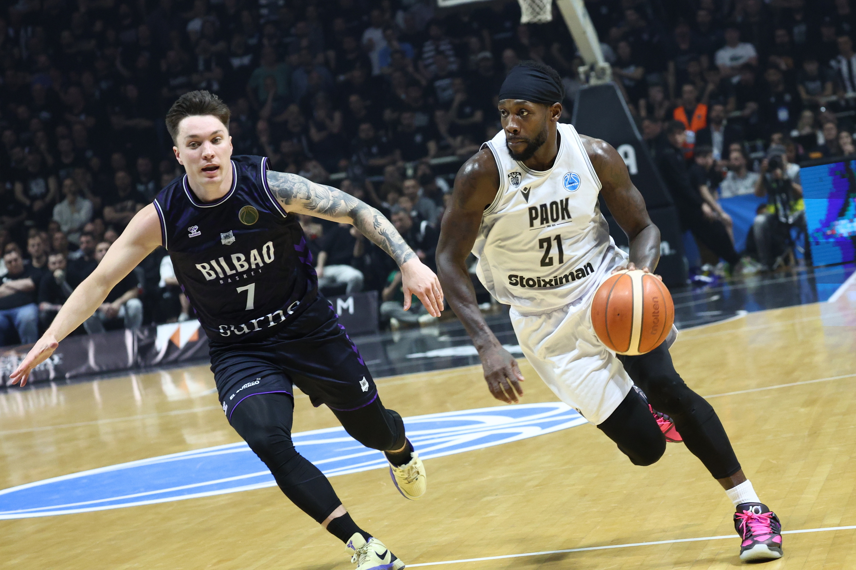 Jaworski Bilbo Basketeko jokalaria Beverley zaintzen, gaur, Tesalonikan. ACHILLEAS CHIRAS / EFE