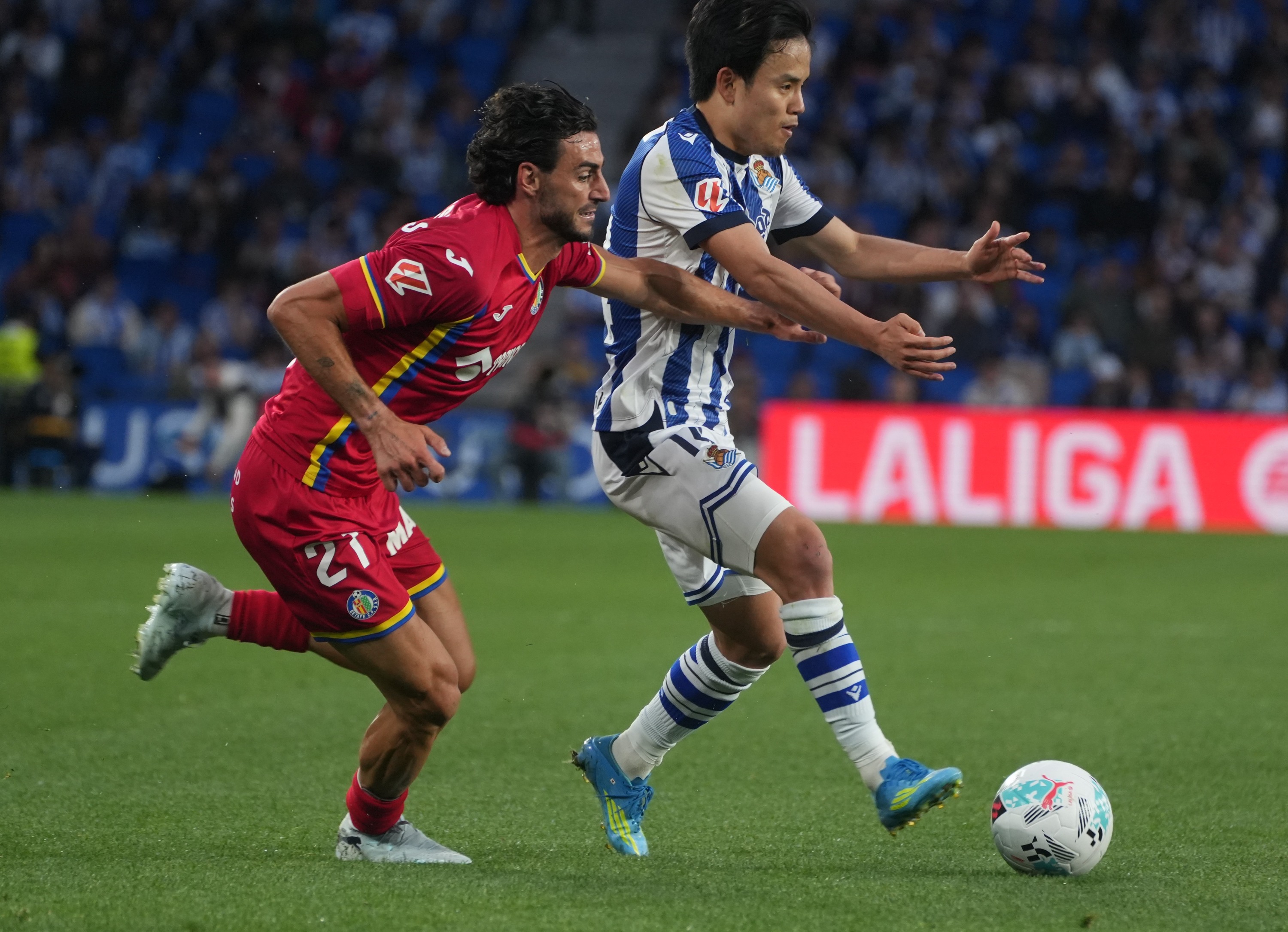 Realeko Kubo Getafeko Juan Iglesias atzean utzi nahian, gaur, Anoetan. JON URBE / FOKU