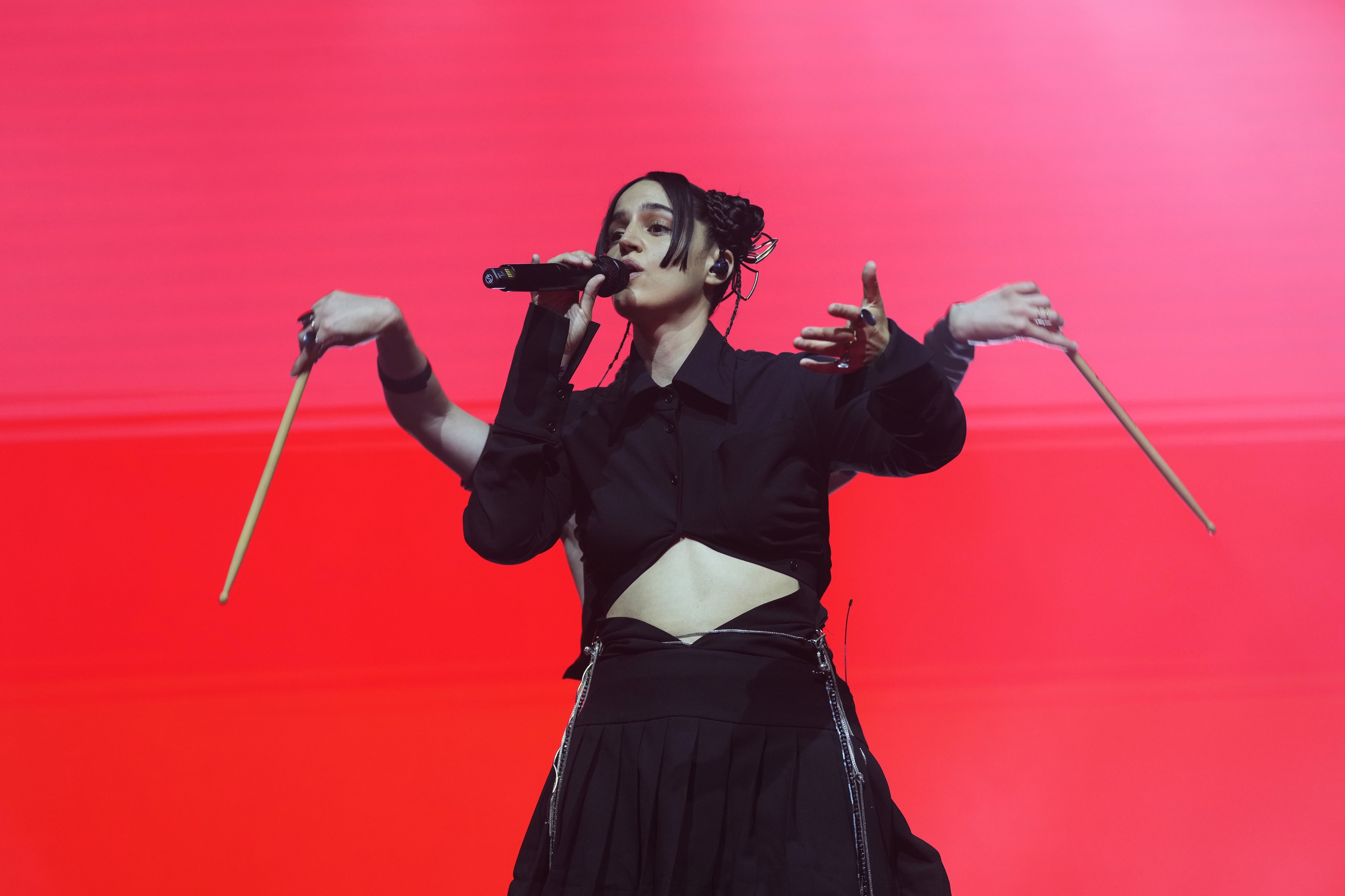 Maria Arnal, 'Ama' disko berriaren Bartzelonako aurkezpen kontzertuan. ALEJANDRO GARCIA / EFE 