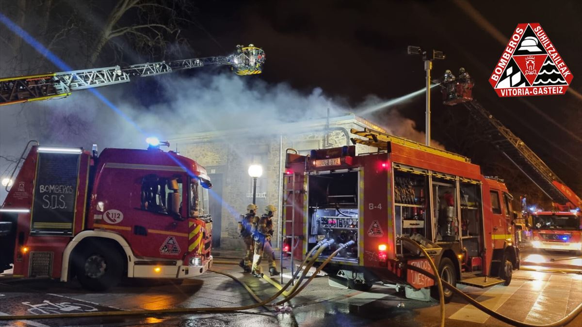 Gasteizko suhiltzaileak, Korazonisten kalean piztu den sutea itzaltzen.