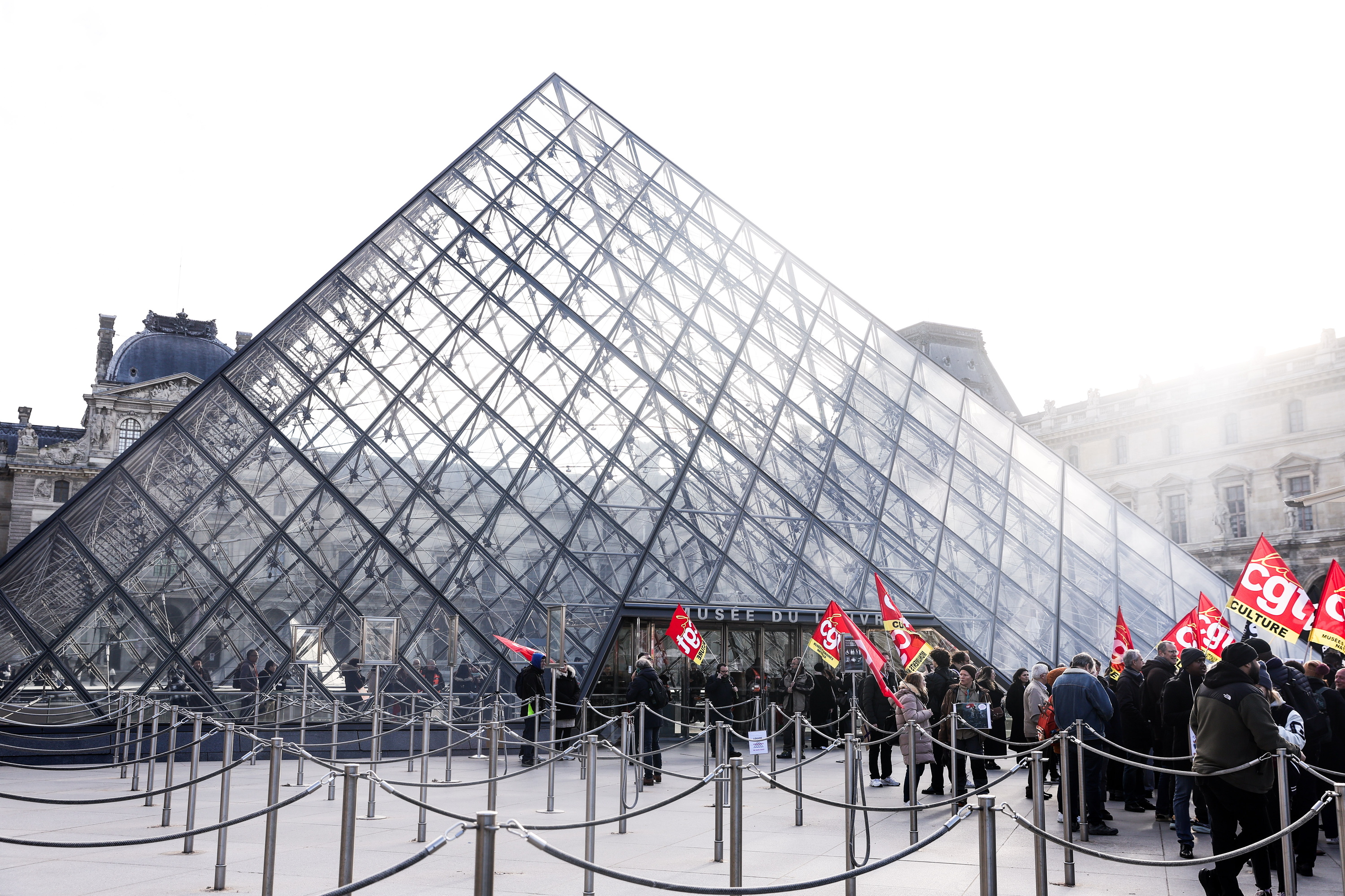 Louvre museoko aitzinaldea, langileak greban zirela, abenduaren 15ean. TERESA SUAREZ / EFE