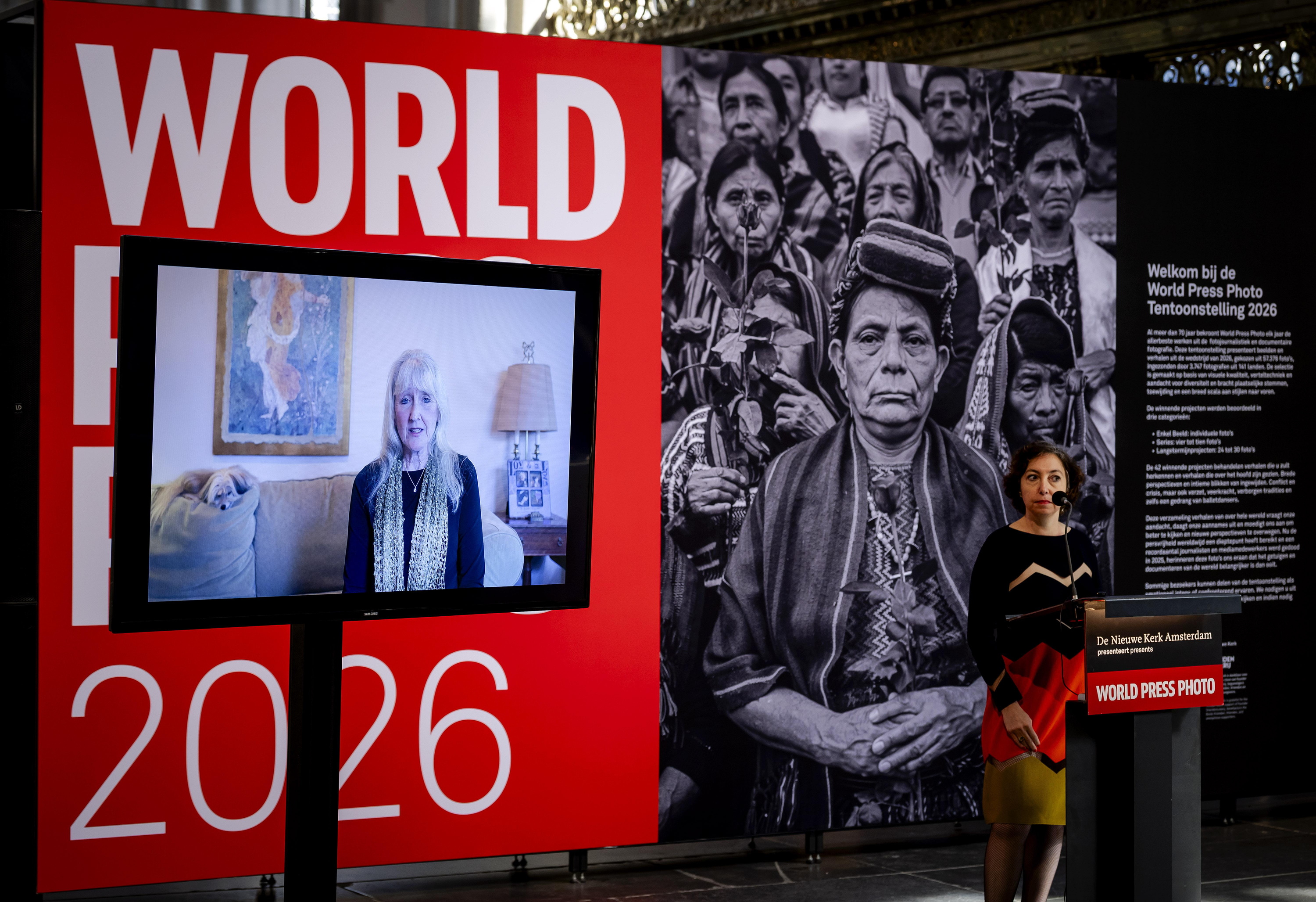 Carol Guzyk bideodei bidez hartu du parte gaurko sari banaketan, Amsterdamen. ROBIN VAN LONKHUIJSEN / EFE