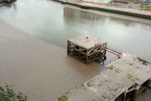 Jada erabiltzen ez den plataforma bat Bilboko Olabeaga kaiaren aurrean, joan den astean. AMAIA IGARTUA ARISTONDO