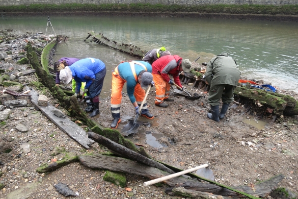 Jose Manuel Mates Luqueren taldea Santa Fe ontziaren arrastoak lantzen, martxoan, Ondarroako itsasadarrean. JOSE MANUEL MATES LUQUE