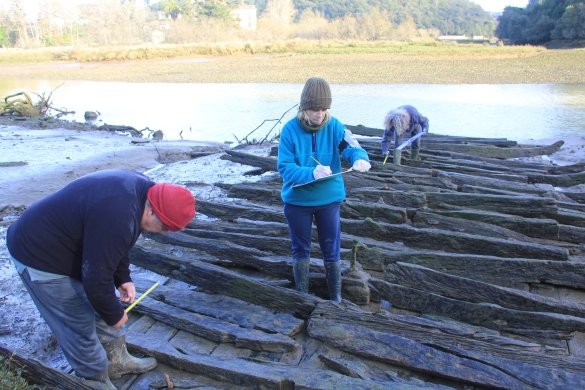 Gabarra baten arrastoak dokumentatzen Lea ibaiaren bokalean, Lekeition, 2019an. JOSE MANUEL MATES LUQUE