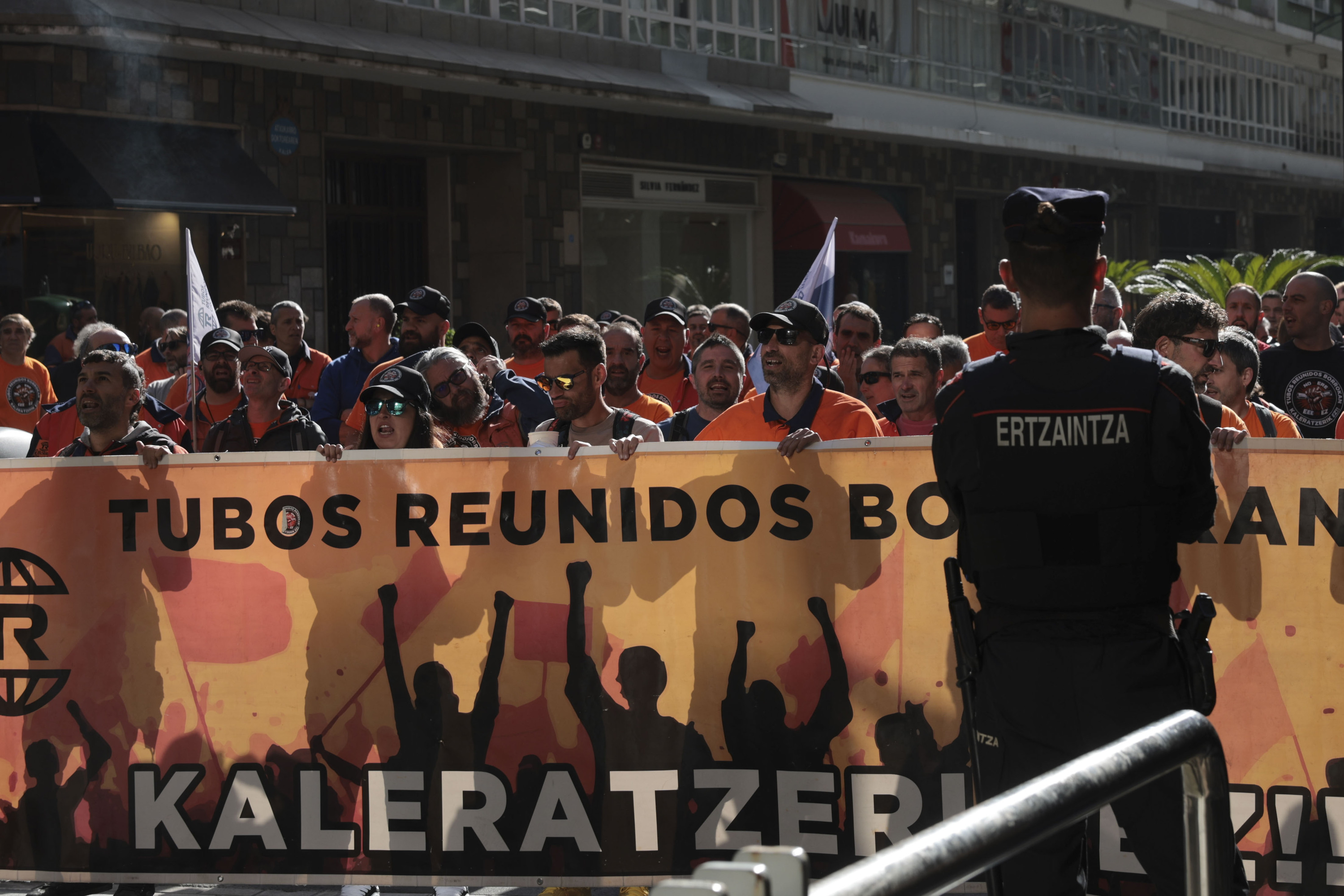 Tubos Reunidoseko langileen protesta, gaur, enpresak Bilbon duen egoitzaren aurrean. LUIS TEJIDO / EFE