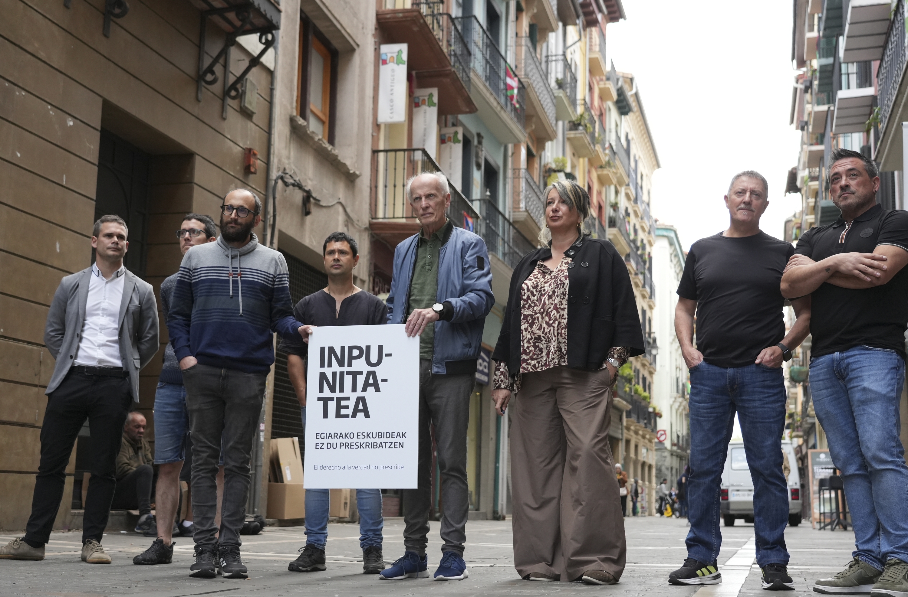 Salaketa aurkeztu dutenetako batzuk eta Giza Eskubideen Behatokiko ordezkariak, gaur eguerdian, Iruñean. JAGOBA MANTEROLA / FOKU