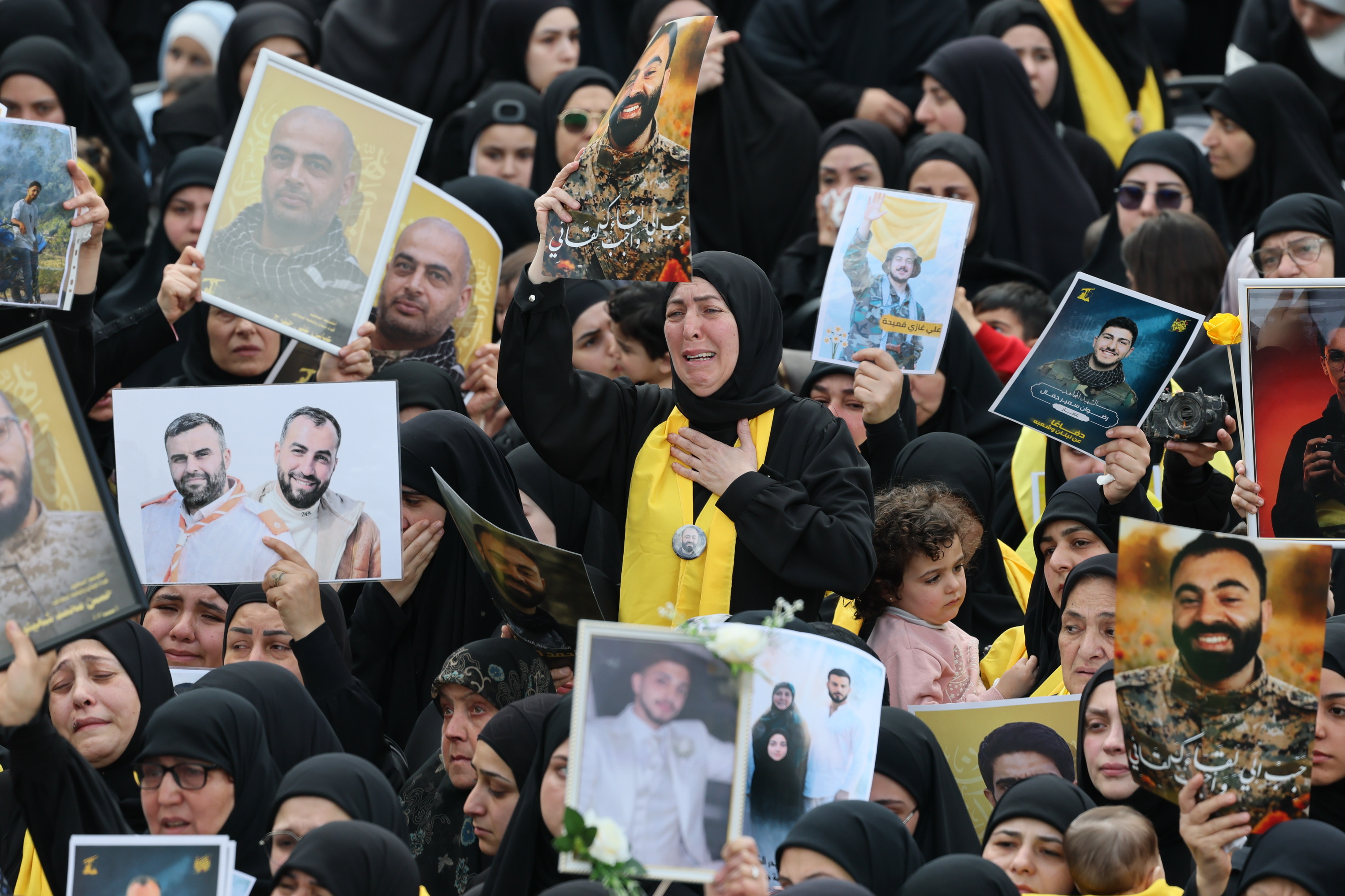 Hainbat lagun asteartean  Kfar Sir herrian, Hezbollahko kide batzuen hiletan. WAEL HAMZEH / EFE