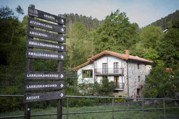 Markina-Xemeingo Larruskain auzoko atzoko irudi bat. Inguruko baserrietako umeei ematen izan die zerbitzu taxiak. ARITZ LOIOLA / FOKU 