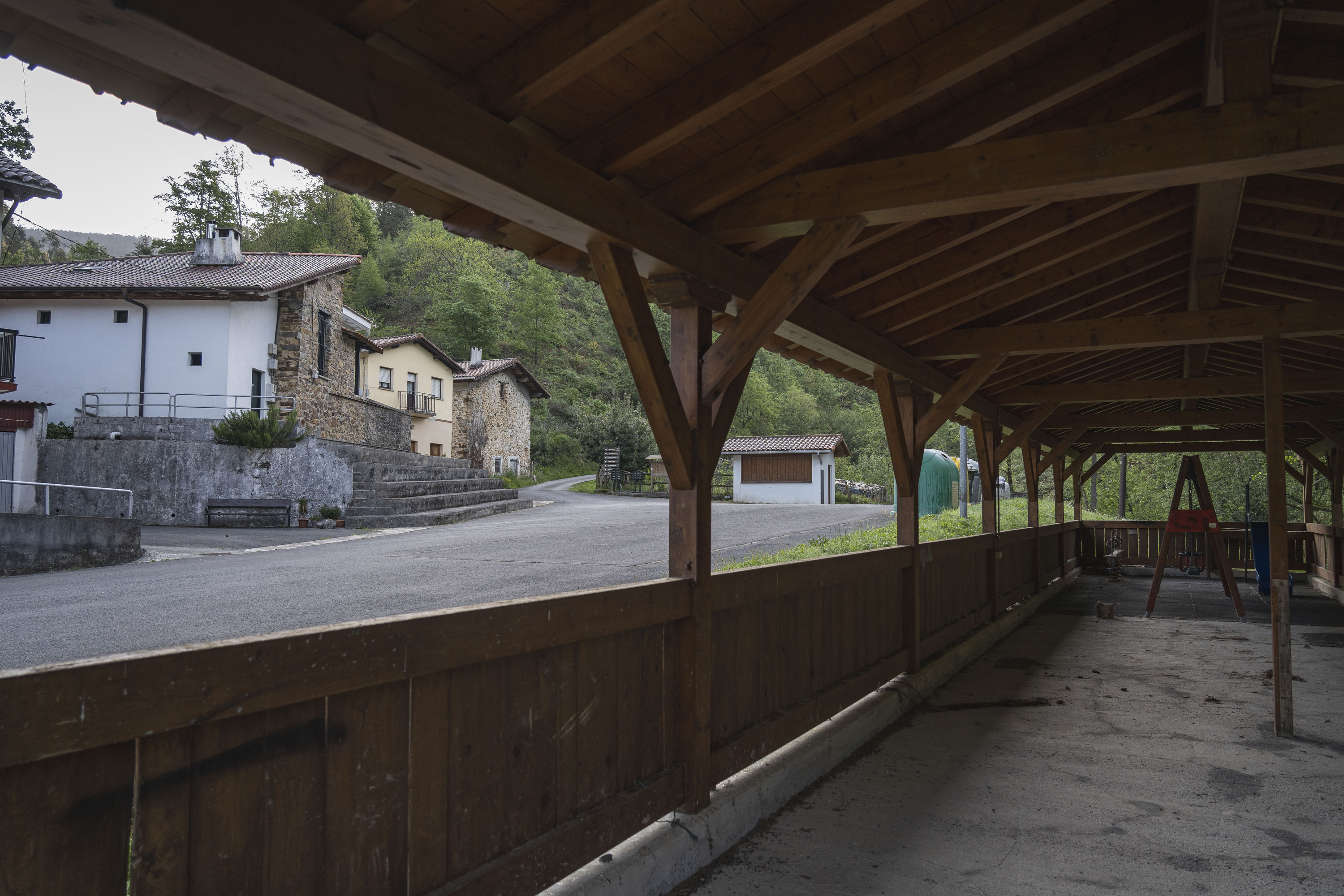 Markina-Xemeingo Larruskain auzoko plaza, atzo. Auzoko umeak horra eroaten zituen taxiak, hor eskolarako autobusa hartzeko. ARITZ LOIOLA / FOKU