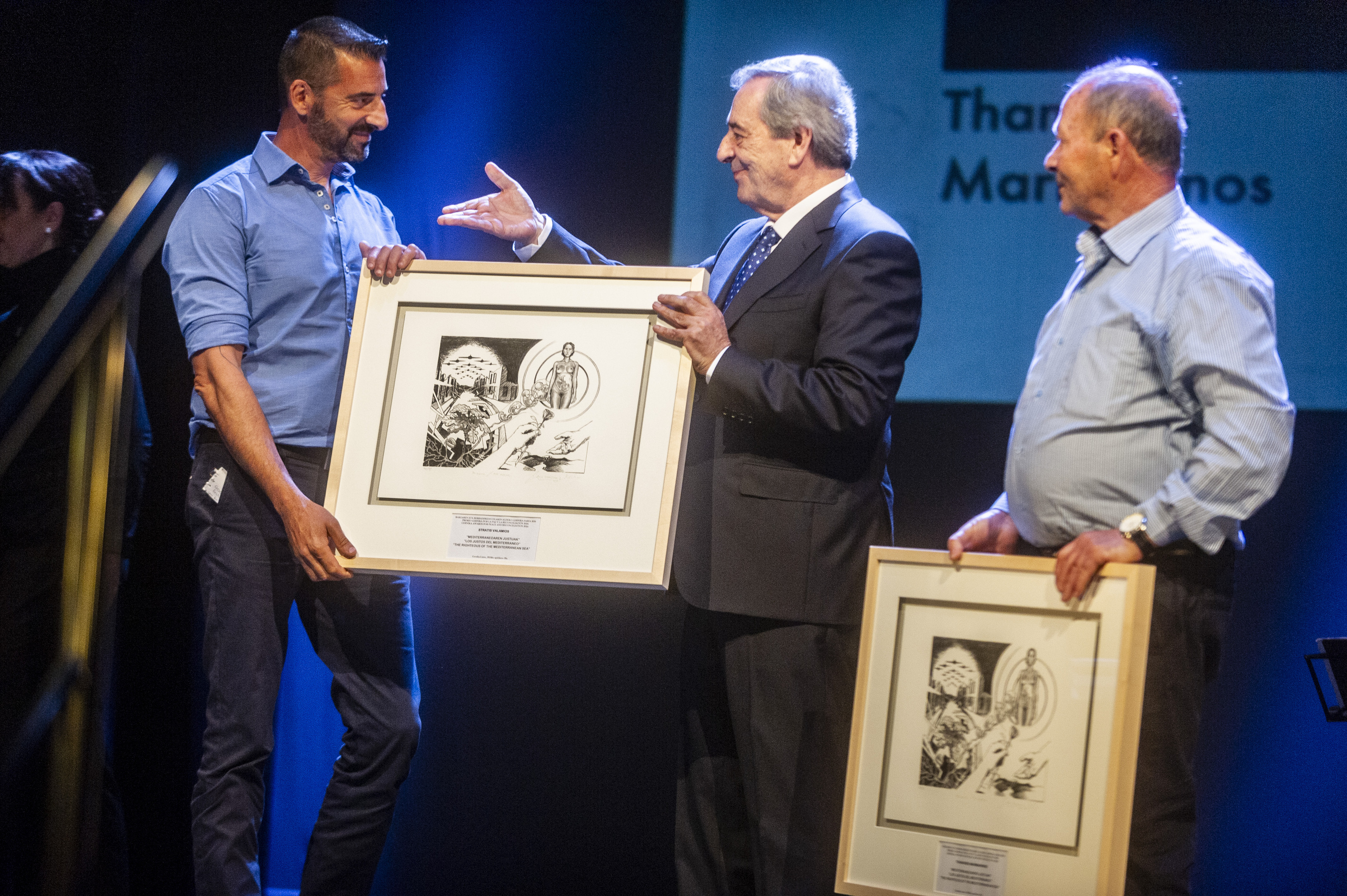 Combatants for Peace elkarteko Saliman Khatib israeldarra eta Iris Gur palestinarra, Gernika-Lumoko alkate Jose Maria Gorroñorekin, 2024an, Gernika saria jasotzen. JAIZKI FONTANEDA / FOKU