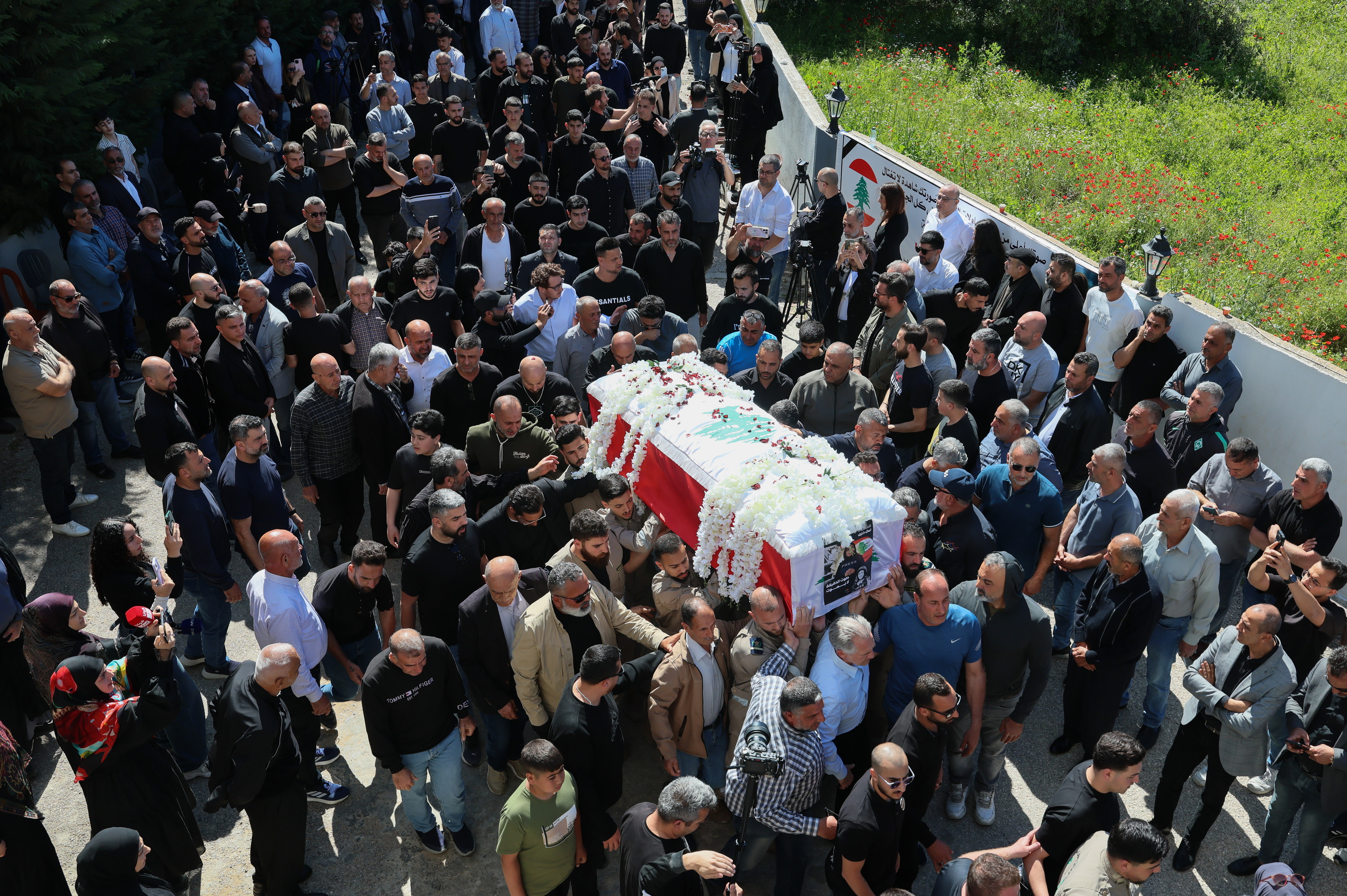 Israelgo armadak hildako kazetari baten hileta ekitaldia atzo, Al-Baisariya herrian, Libano hegoaldean. WAEL HAMZEH / EFE