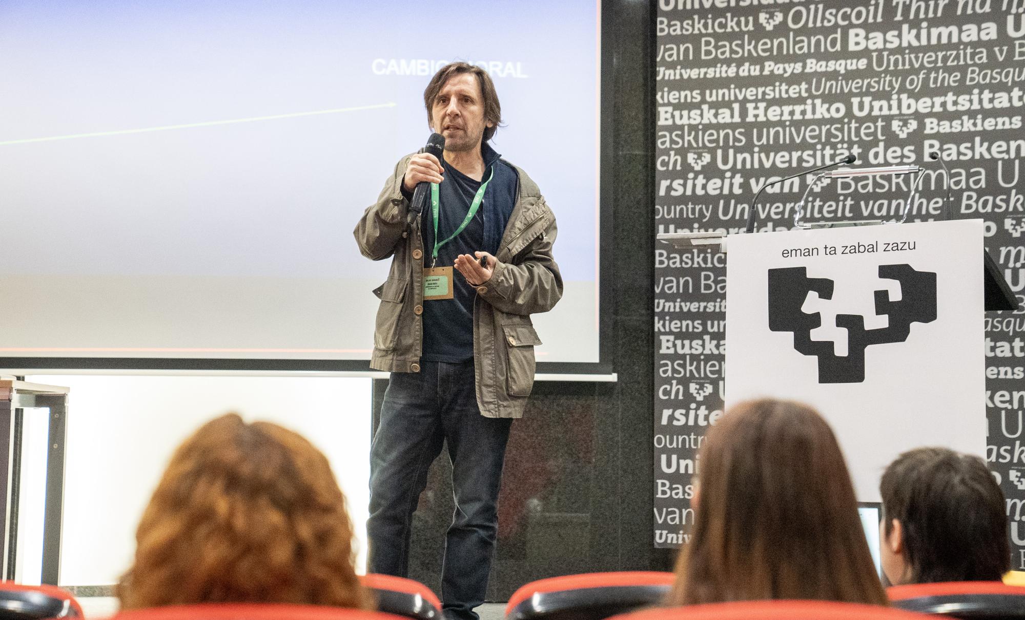 Oscar Horta Santiago de Compostelako Filosofia irakaslea, apirilaren 20an, Animalia Ikasketa Kritikoak ikerketa taldearen kongresuan, Gasteizen. ANIMALIA IKASKETA KRITIKOAK / LINAS KORTA