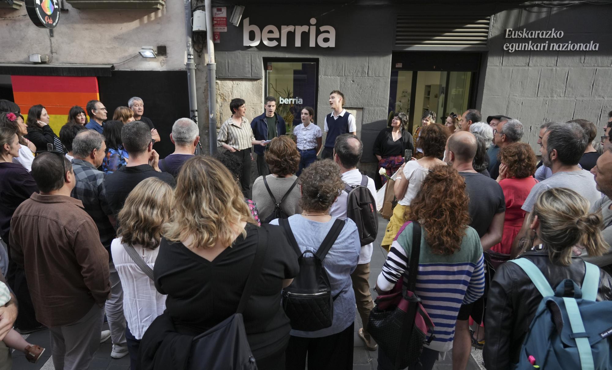 Ihitz Iriart, Oier Zuñiga, Amets Aranguren eta Julen Goldarazena kantuan, BERRIAren erredakzio berriaren atarian. JAGOBA MANTEROLA / FOKU