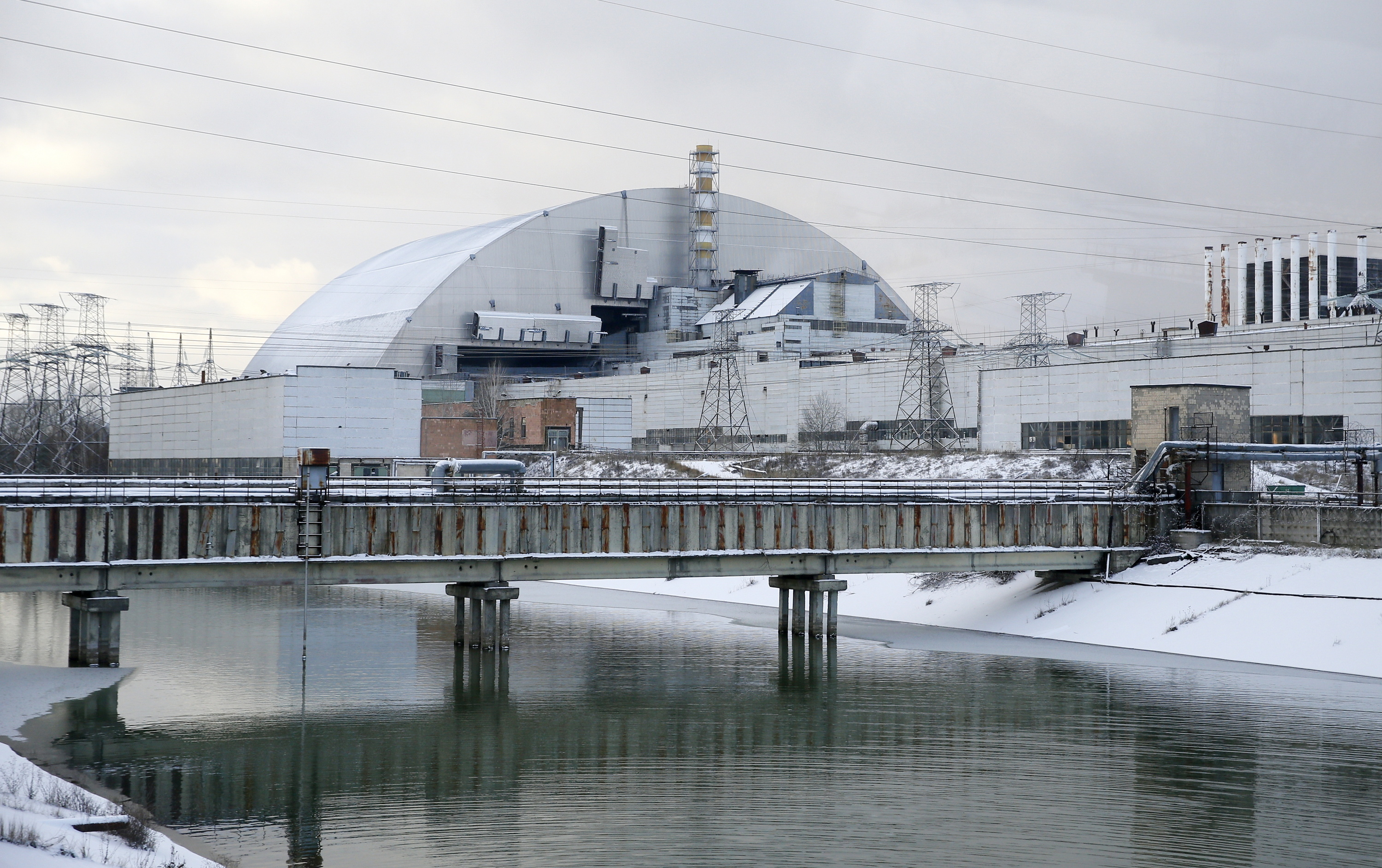 Txernobylgo laugarren erreaktorea estaltzen duen sarkofagoa, artxiboko irudi batean. SERGEY DOLZHENKO / EFE