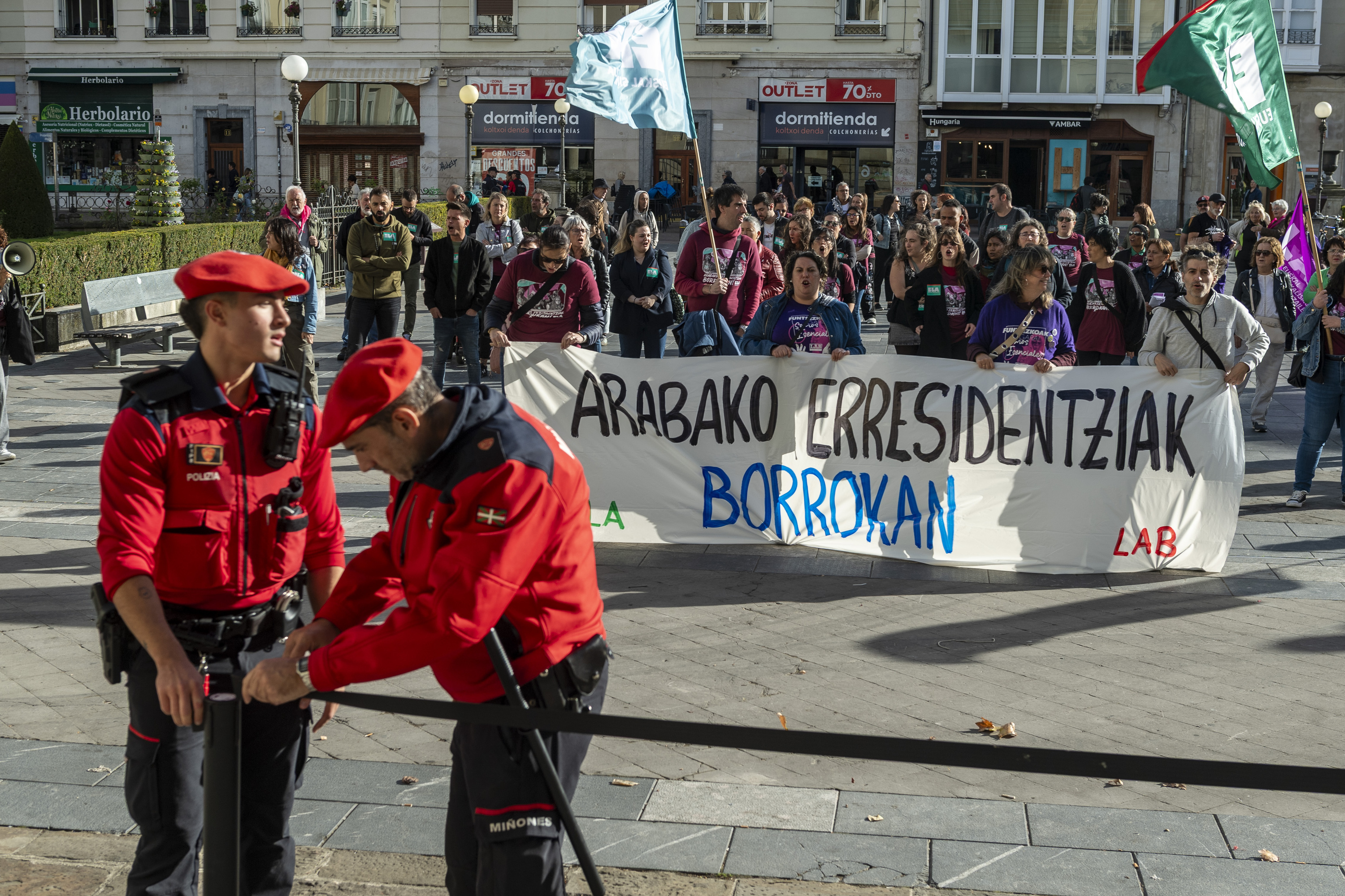 Arabako zahar etxeetako langileak, aldundiaren egoitzaren aurrean egindako protesta batean, iazko abenduan. JAIZKI FONTANEDA / FOKU