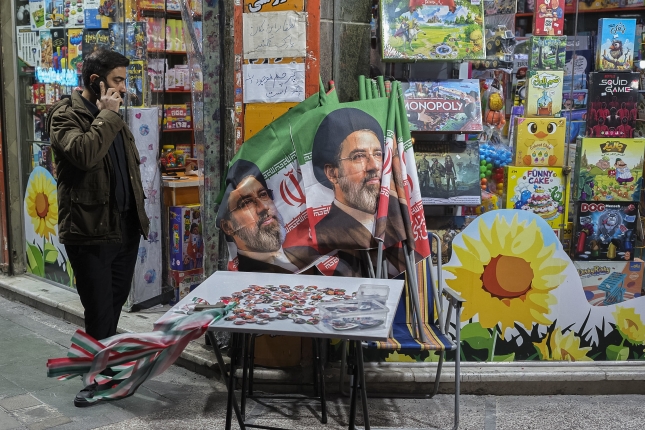 Gizon bat Mojtaba Khamenei Irango lider berriaren irudia duten banderak saltzen, gaur, Teheranen. JAIME LEON / EFE