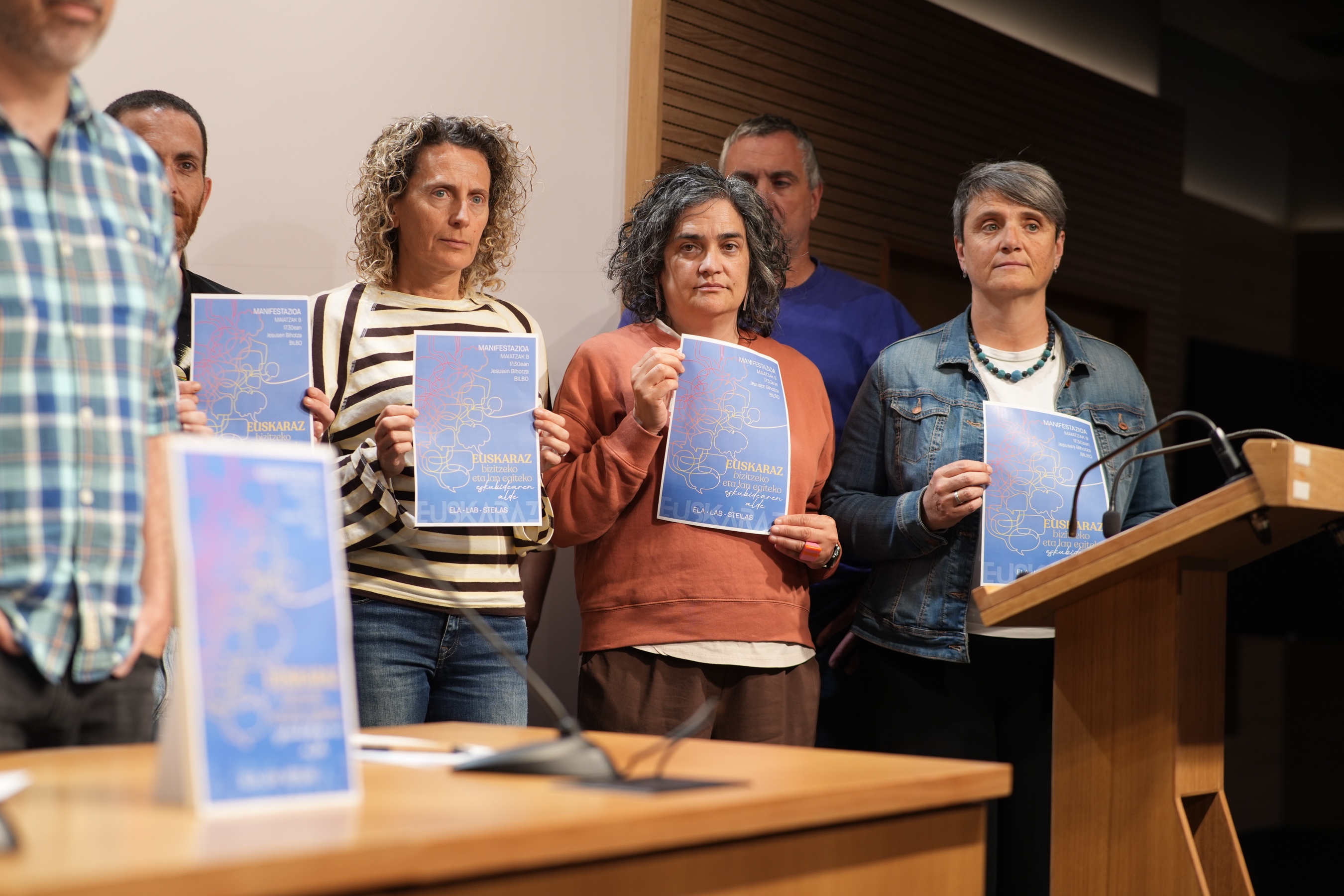 ELAk, LABek eta Steilasek euskararen aldeko manifestaziora deitzeko eginiko agerraldia. ARITZ LOIOLA / FOKU