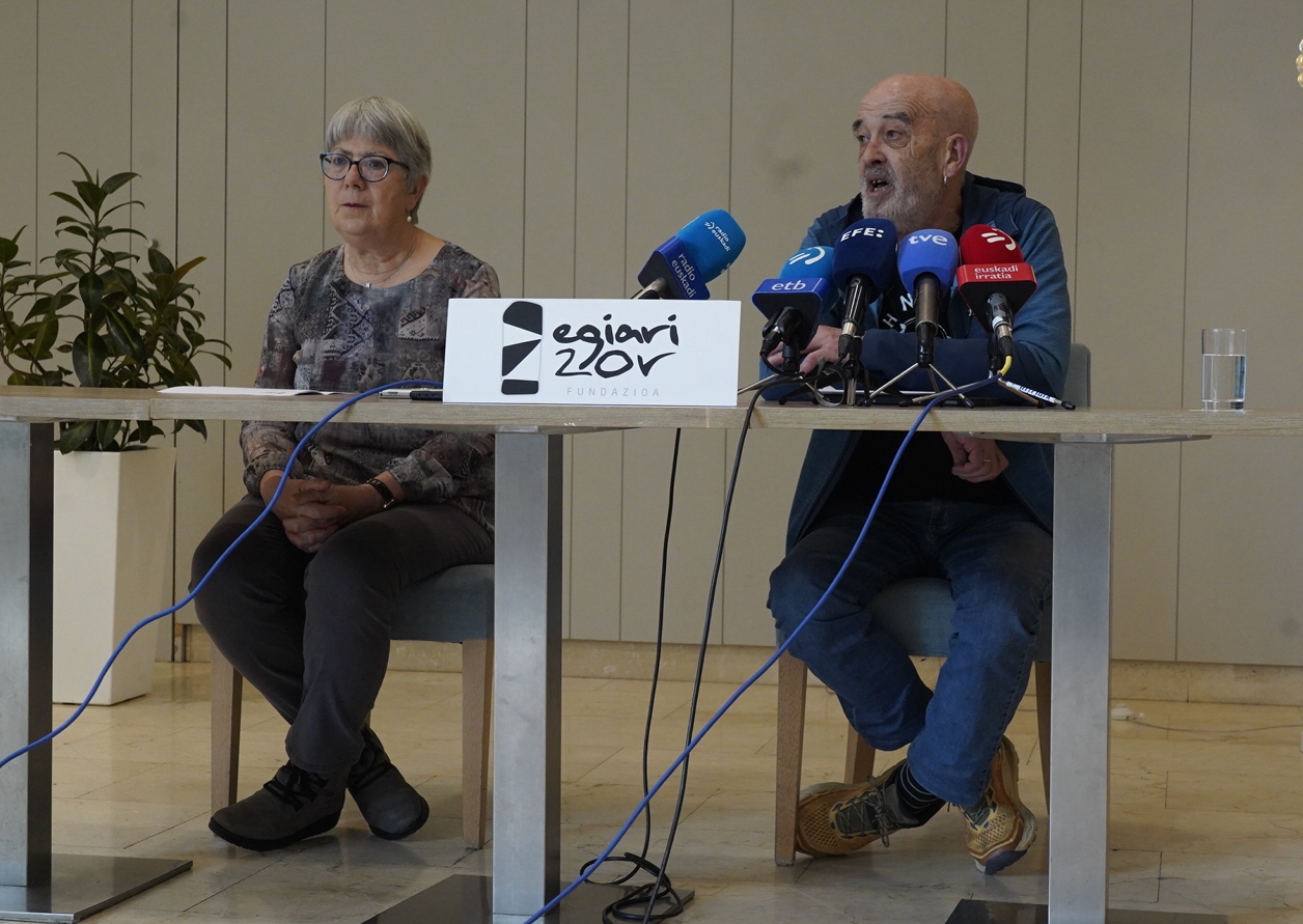 Egiari Zor elkarteko Pilar Garaialde eta Eneko Etxeberria, Naparraren anaia, Gasteizen egindako prentsaurrekoan. RAUL BOGAJO / FOKU