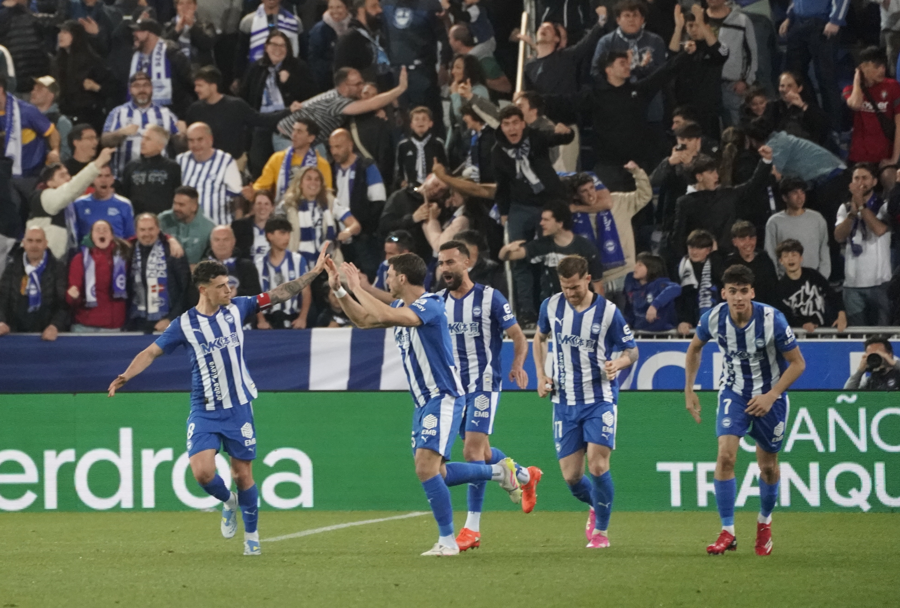 Alaveseko jokalariak gol bat ospatzen, Mendizorrotzan. L. RICO / EFE