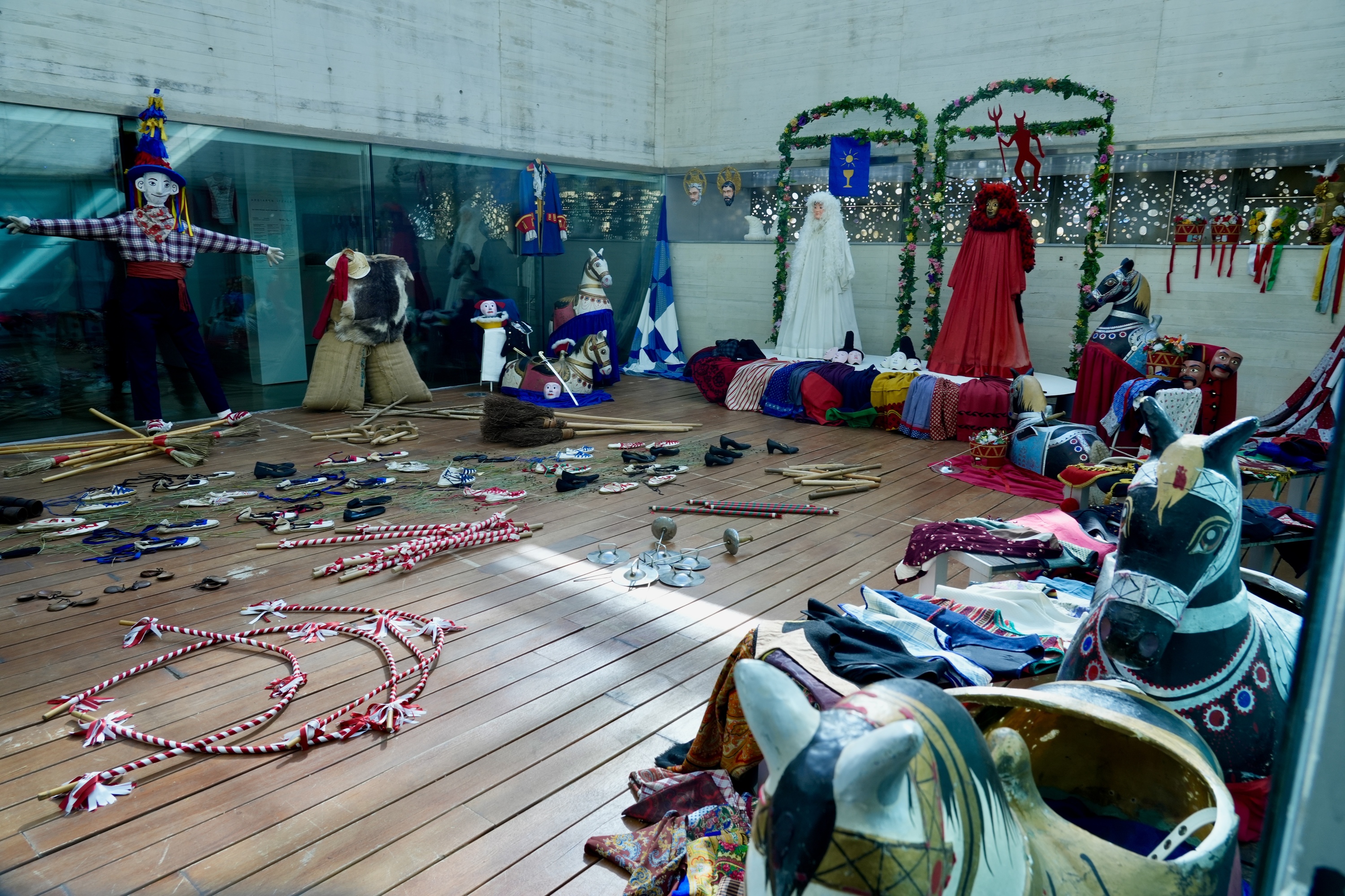 'Argiaren itzala' erakusketa osatzen duten jantziak. ANDONI CANELLADA / FOKU