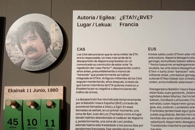 Naparraren heriotzaren inguruko kartela, Biktimen Oroimenezkoko erakusketan. NAPARRAREN FAMILIAK UTZIA