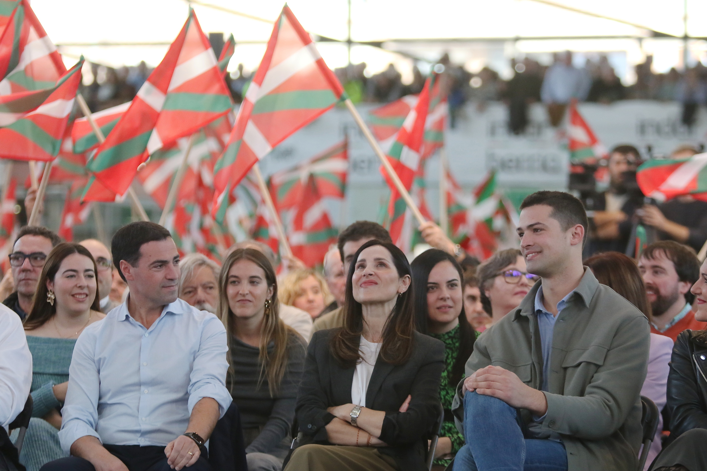 Pradales, ezkerrean, 2024an Durangon egindako ekitaldian. OSKAR MATXIN EDESA / FOKU