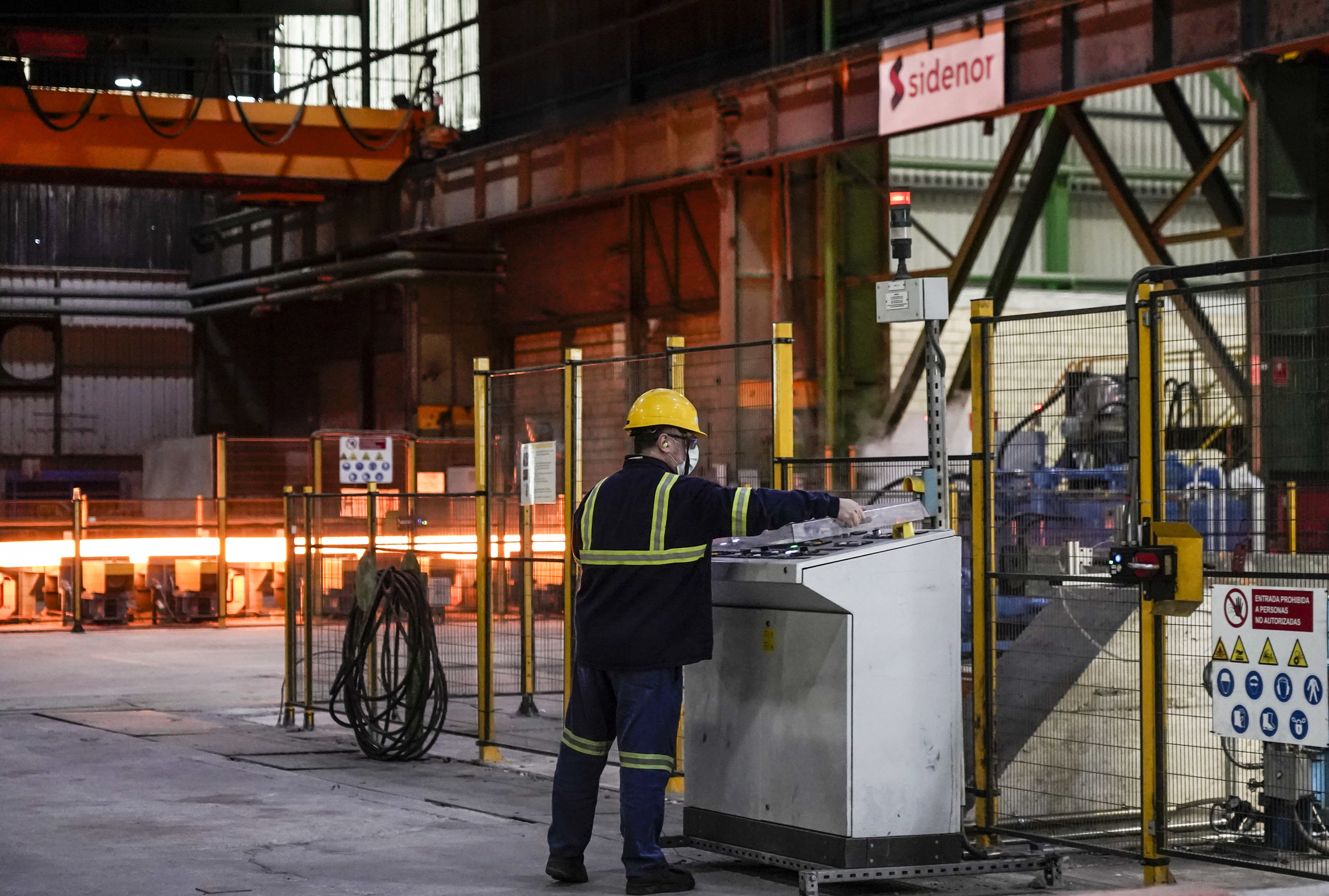 Sidenor enpresako langile bat, artxiboko irudi batean. MARISOL RAMIREZ / FOKU