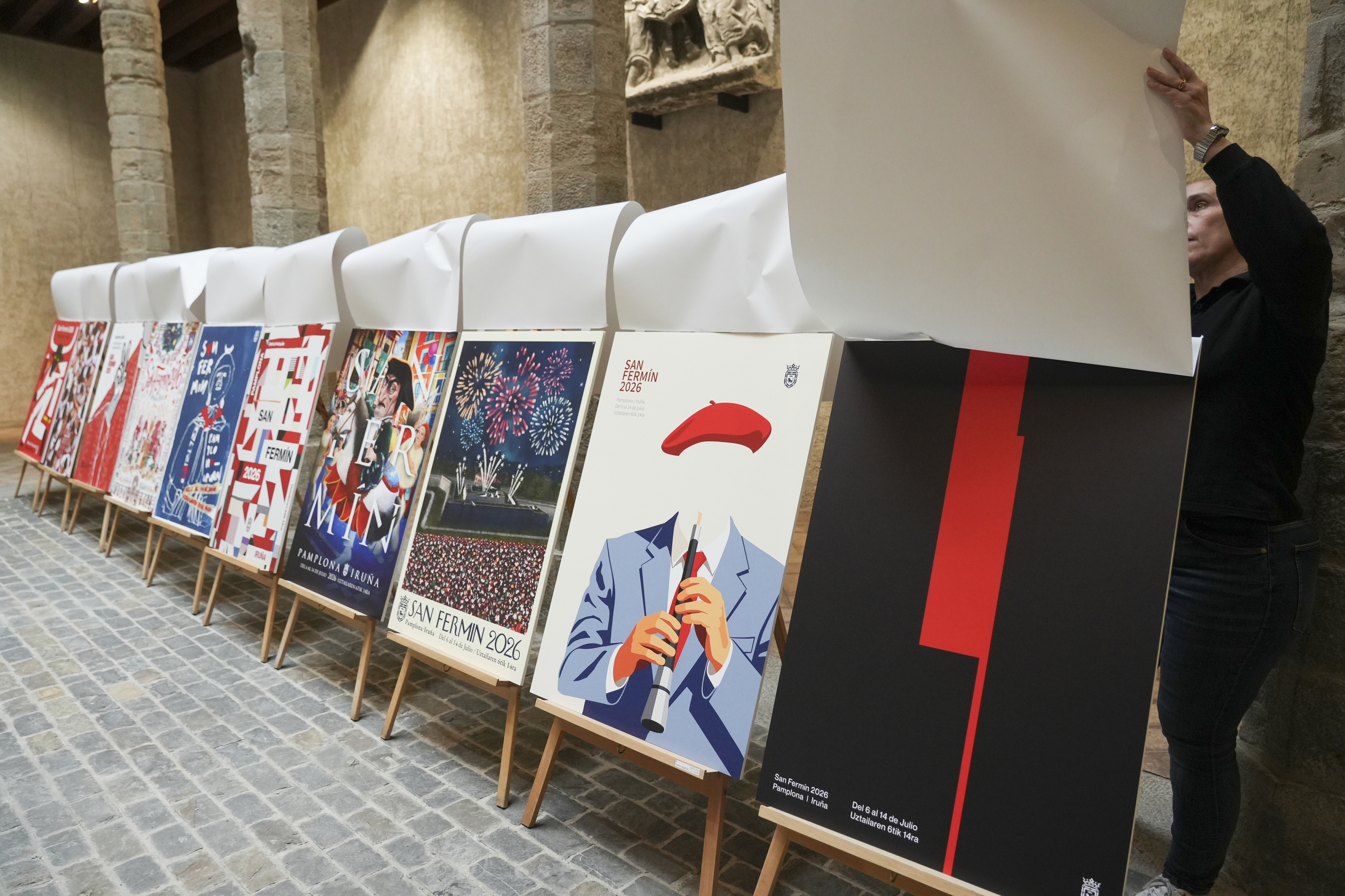 Sanferminetako hamar kartel finalistak aurkeztu dituzte Iruñeko Kondestablearen jauregian. JAGOBA MANTEROLA / FOKU