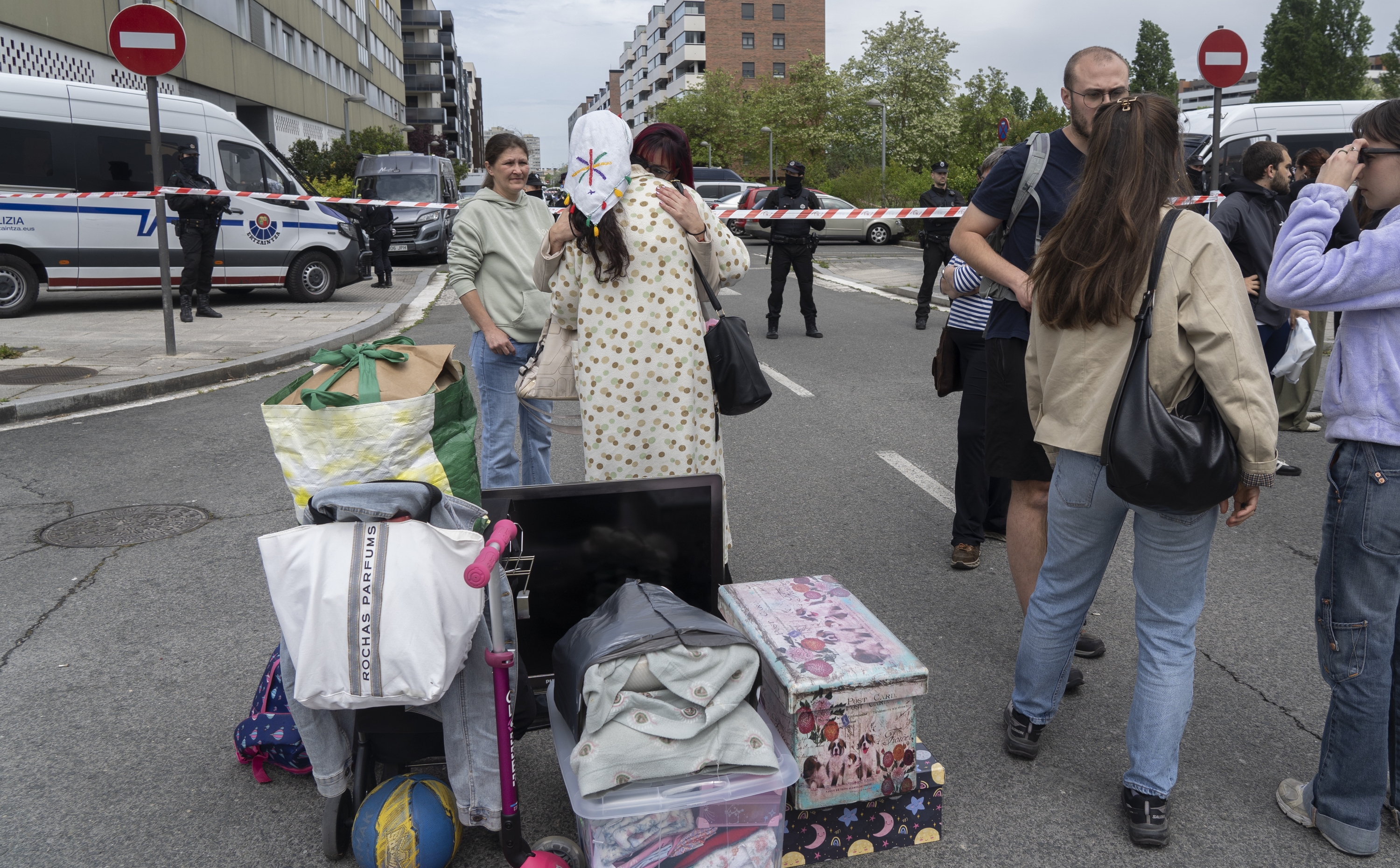 Gasteizko Salburua auzoan etxegabetu duten emakumeak bizilagunen babesa jas du. RAUL BOGAJO / FOKU
