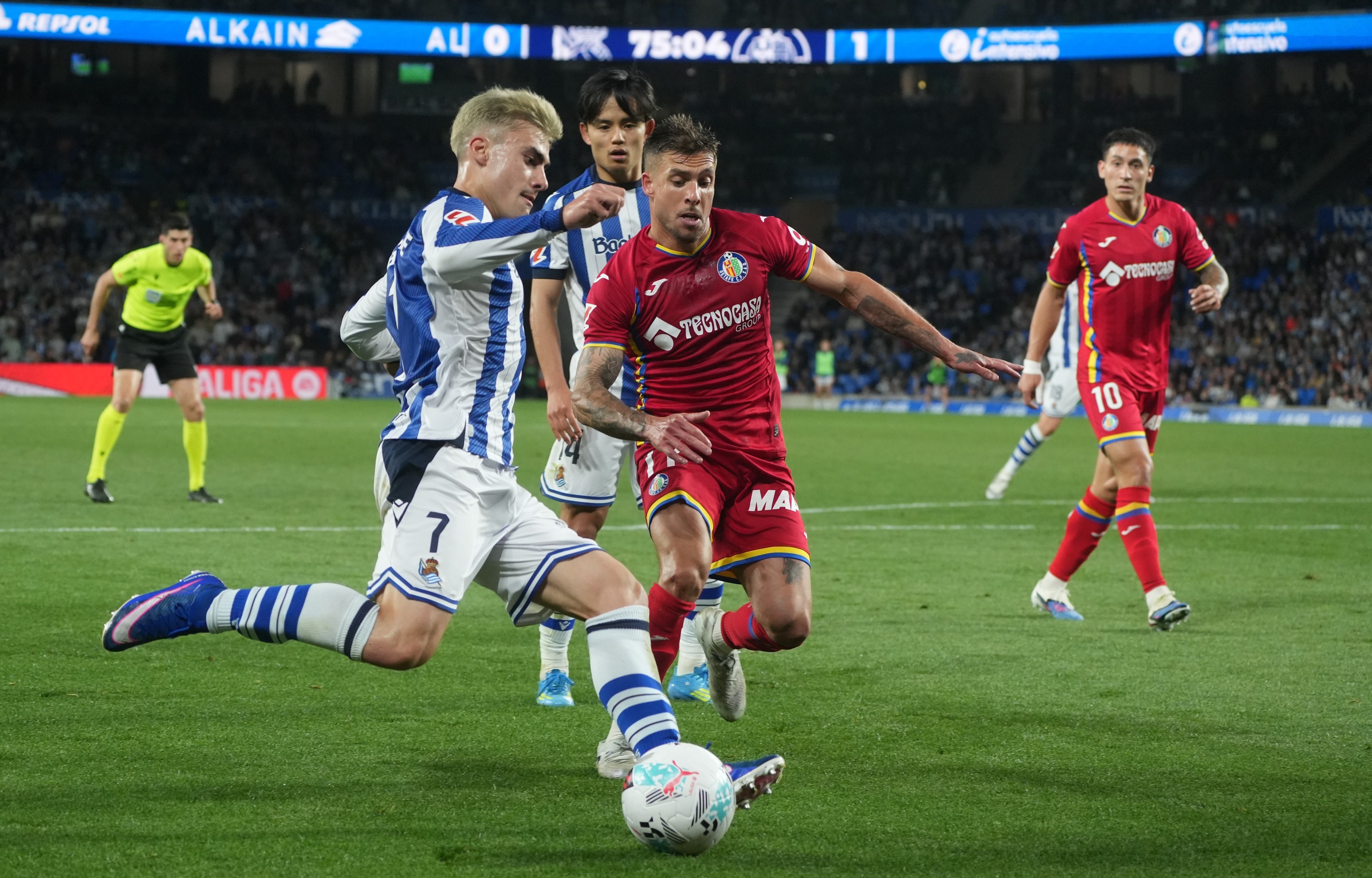 Ander Barrenetxea Realeko jokalaria erdiraketa bat egiten Getaferen aurkako partidan. JON URBE / FOKU 