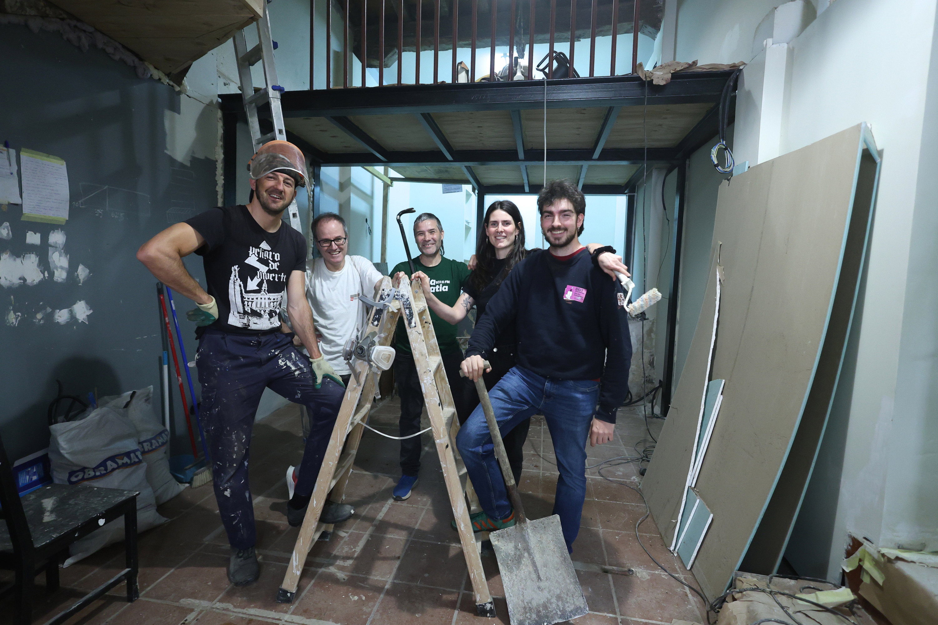 Ando Fernandez, Omar Lopez, Rober Izquierdo, Itxaso Perez eta Ruben Bustillo, apirilaren 22an, DDTren Bilboko egoitza berrian. OSKAR MATXIN EDESA / FOKU