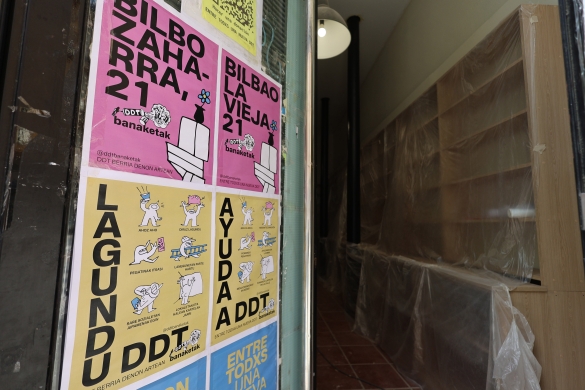 Diru biltzeko kanpainaren afixak DDTren egoitza berrian, Bilbo Zaharra kaleko plazan. OSKAR MATXIN EDESA / FOKU