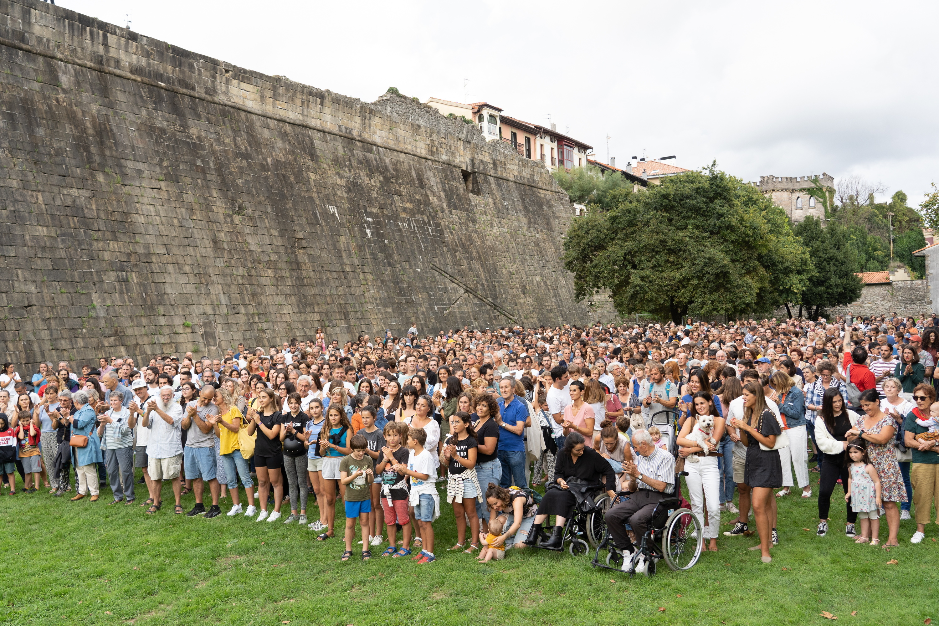 Guztion Alardeak 2022an konponbidearen alde egindako familia argazkia. JAGOBA MANTEROLA / FOKU 