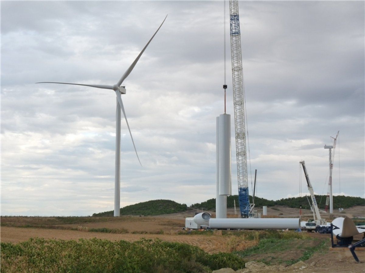 Cavar parkean haize errrotak jartzen. IBERDROLA