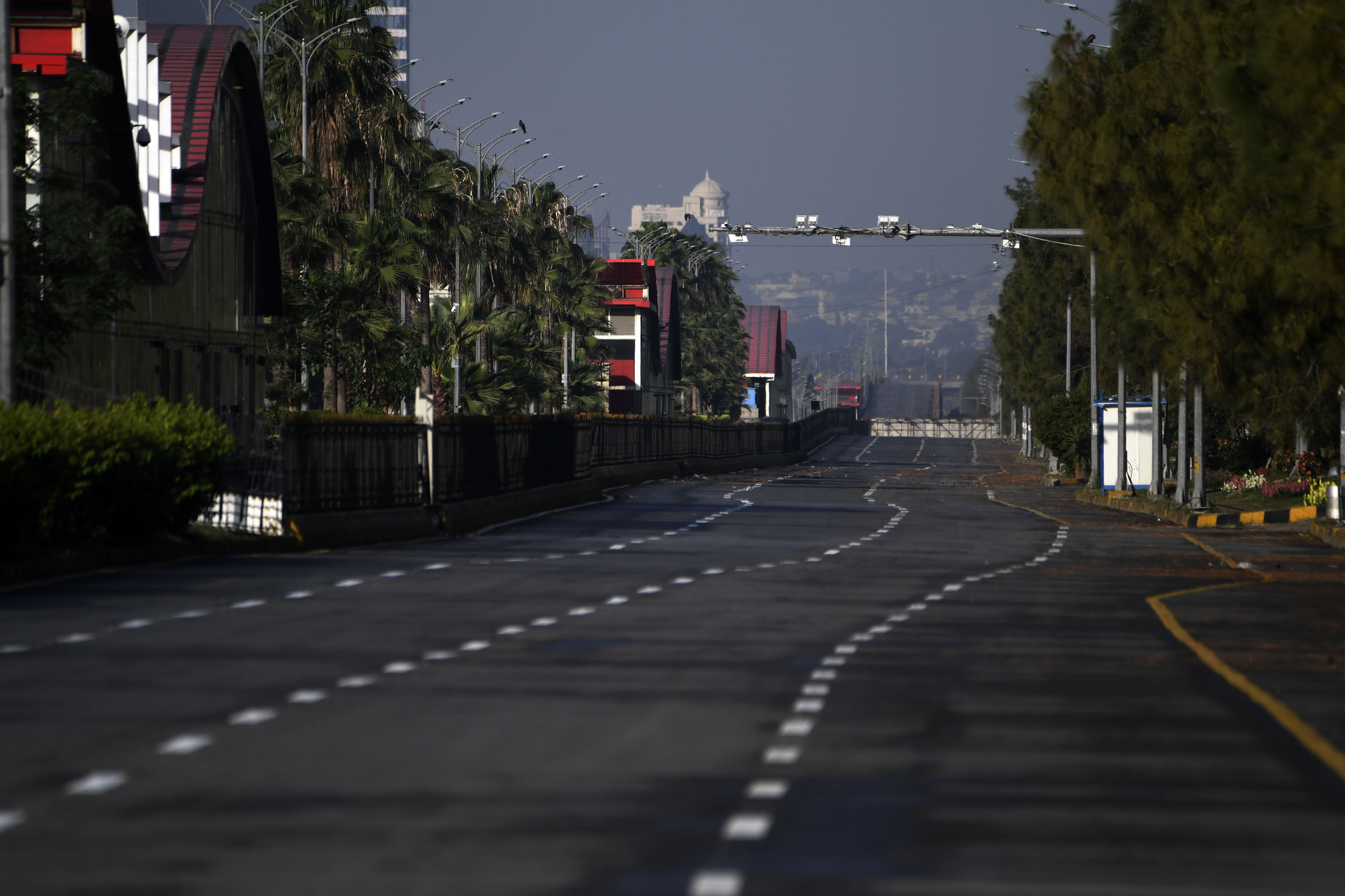 Islamabadeko errepide bat hutsik, gaur; Pakistango hiriburua blindatuta egon da egunotan balizko negoziazioen harira. SOHAIL SHAHZAD / EFE