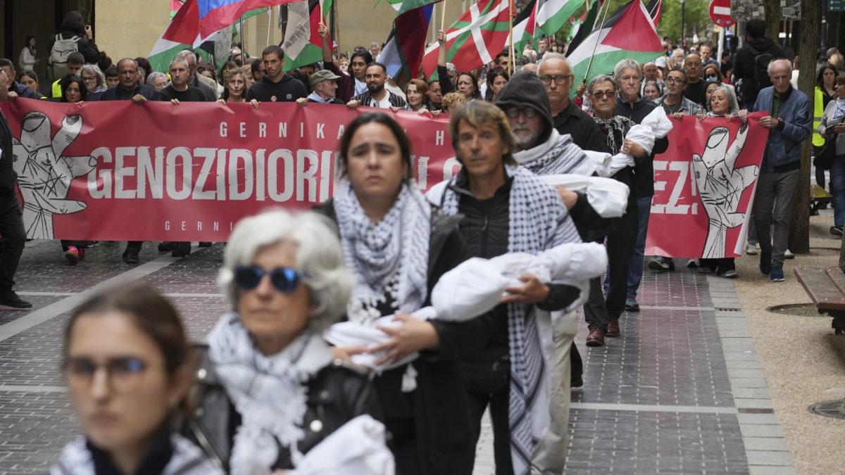 Milaka Milaka lagun kalera atera dira Palestinaren alde eta gerraren aurka ...