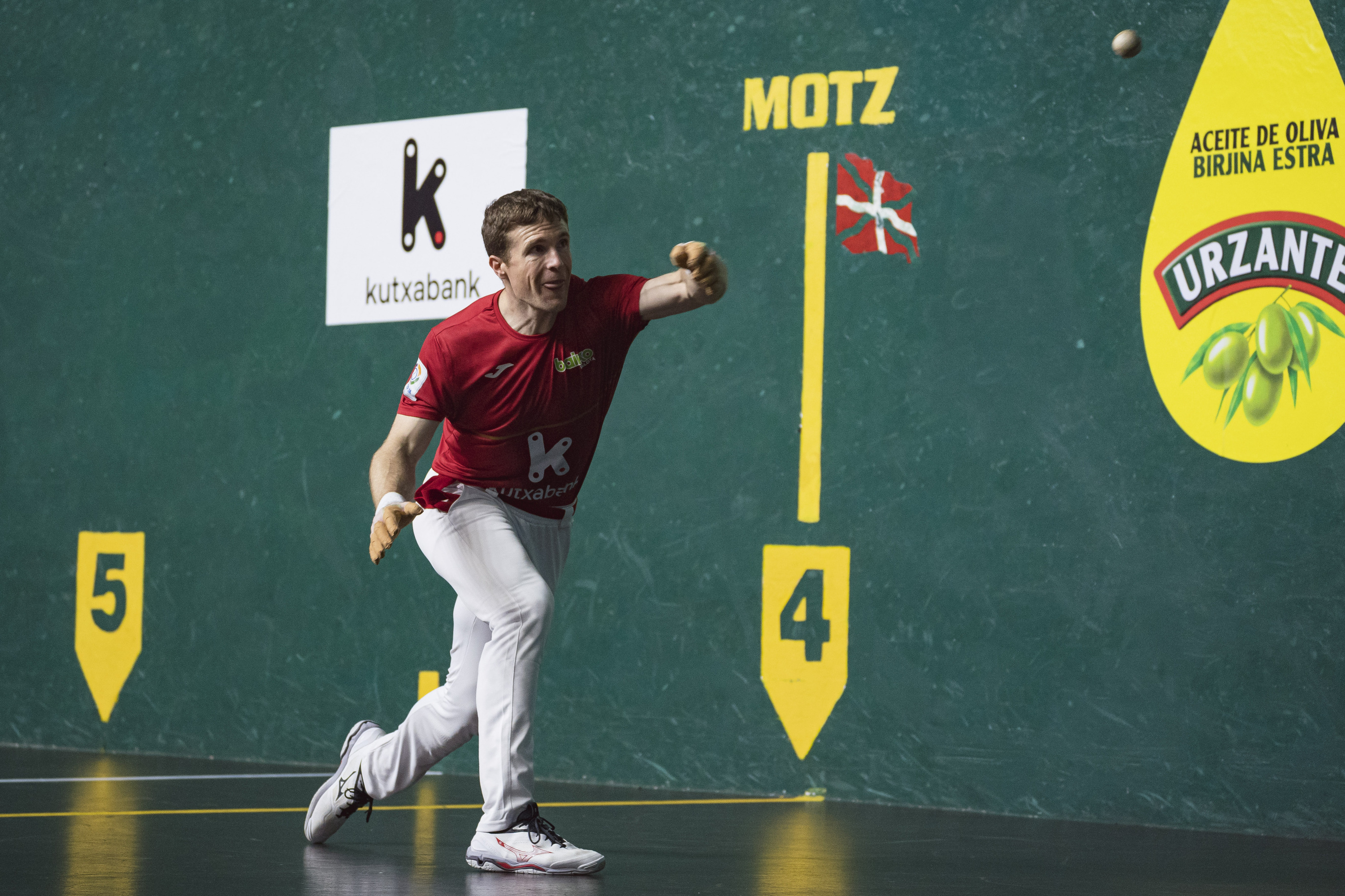 Iñaki Artola, artxiboko irudi batean, pilotakada bat jotzen. ARITZ LOIOLA / FOKU