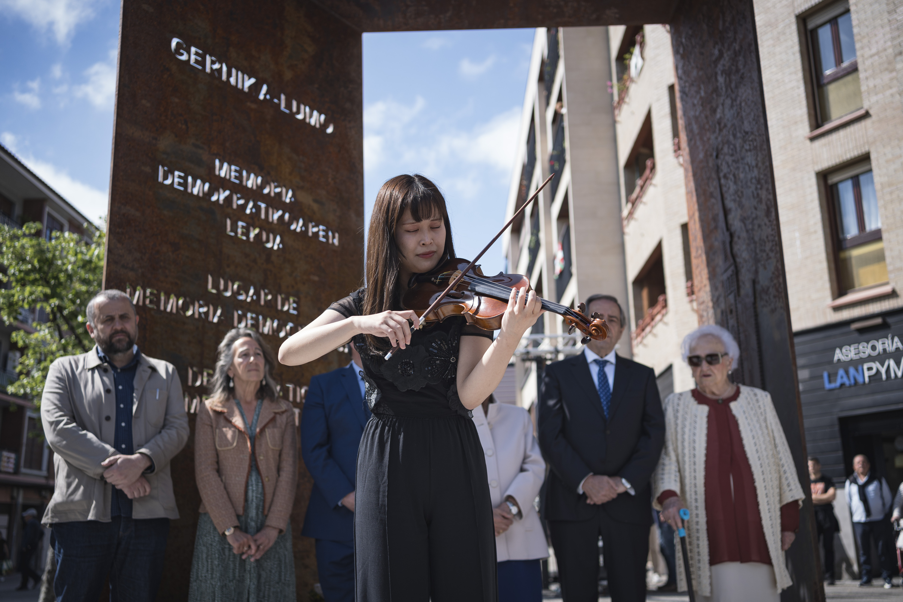 Eskulturaren inaugurazioa, gaur, Gernikan. Atzean, erakundeetako ordezkariak. ARITZ LOIOLA / FOKU