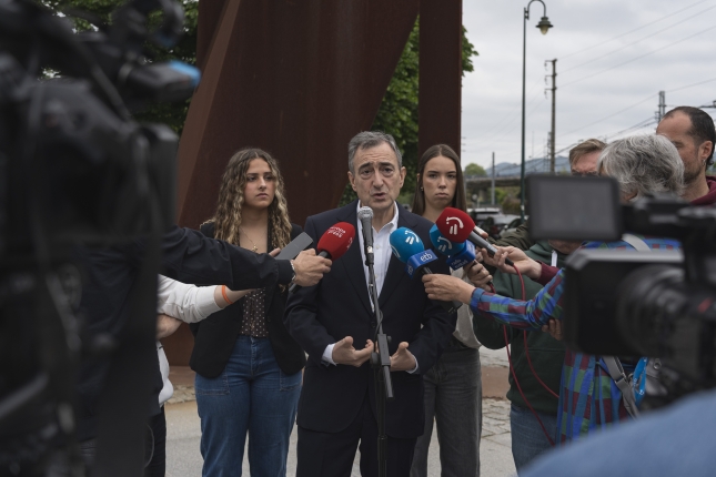 Aitor Esteban adierazpenak egiten eskulturaren parean. ARITZ LOIOLA / FOKU