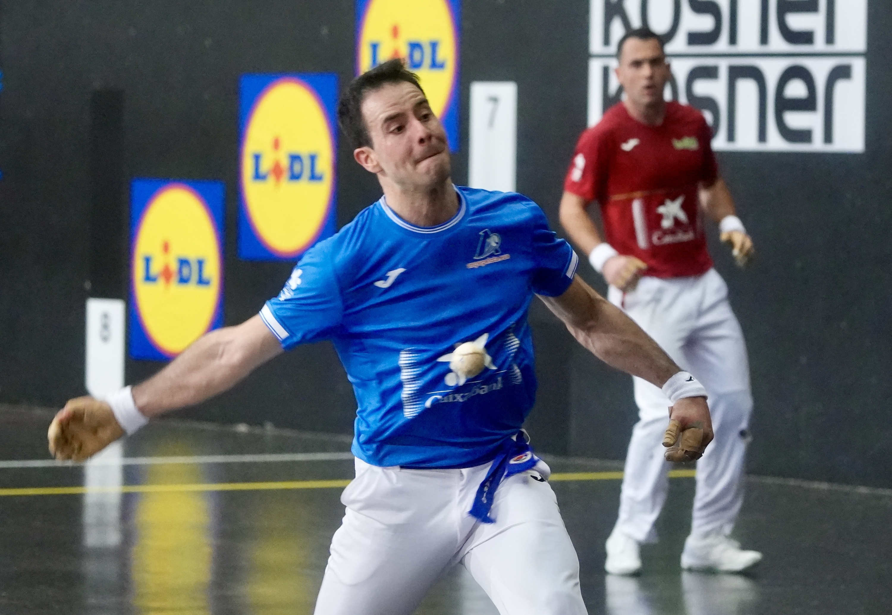 Dario Gomez, pilota jotzear, Erik Jakaren aurkako partidan. ANDONI CANELLADA / FOKU