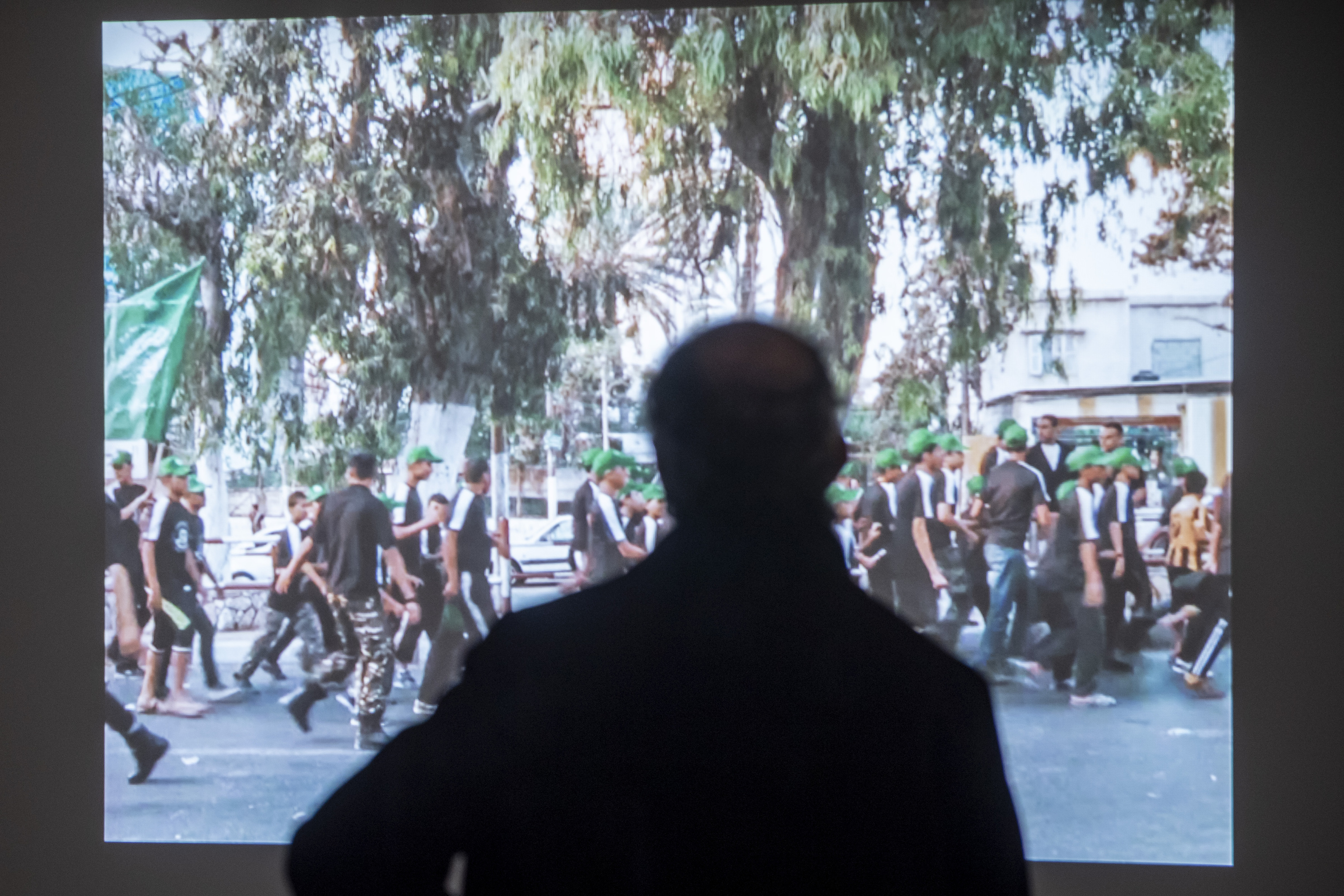 Ikusle bat 'Zirkulu batetik begira begiraden zirkulu batean'  erakusketa ikusten. JAIZKI FONTANEDA / FOKU