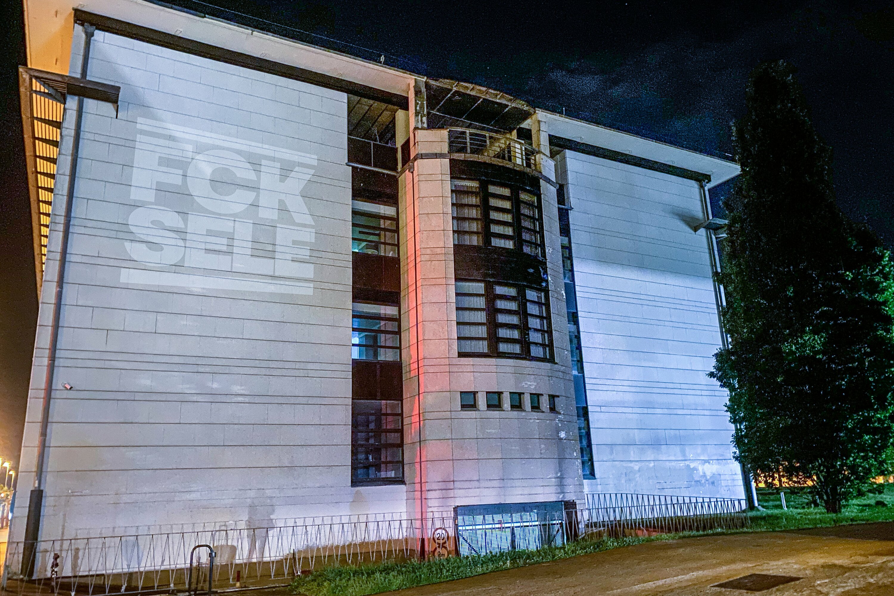 'Fck sele' mezua EHUko Donostiako Psikologia fakultateko eraikinean proiektatuta. IKAMA