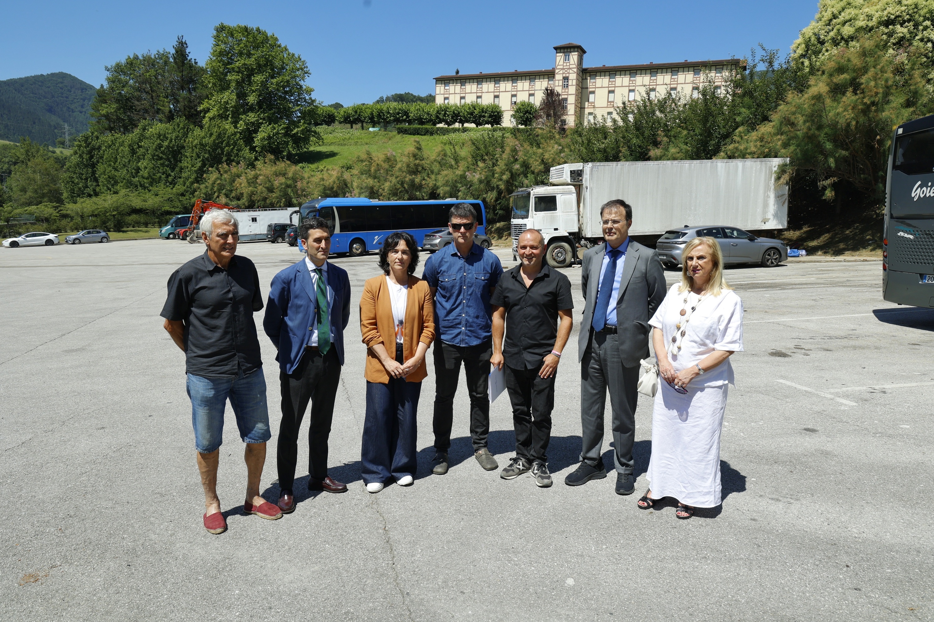 Inaki Irabazabalbeitia, Xabier Ibarzabal, Maite Martinez de Albeniz, Igor Zapirain, Ander Figuerido, Alberto Martinez eta Pili Legarra, iazko udan, ospitale berria egingo duten lekuan. MAIALEN ANDRES / FOKU 
