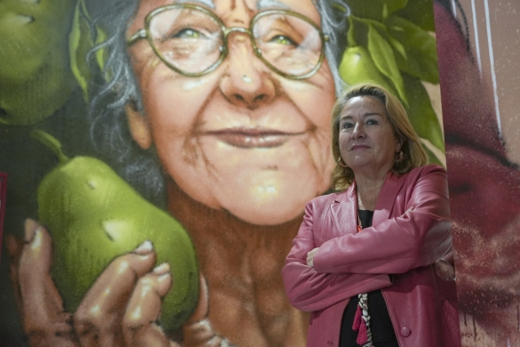Iruñeko San Domingoko azokako kudeatzaile Susana Frommknecht, Uri KTHR artistaren muralaren aurrean. JAGOBA MANTEROLA / FOKU