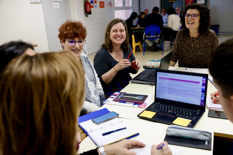 Eskola segregazioaren aurkako ituna lortzeko mahaian eginiko taldekako bileretako bat. IREKIA