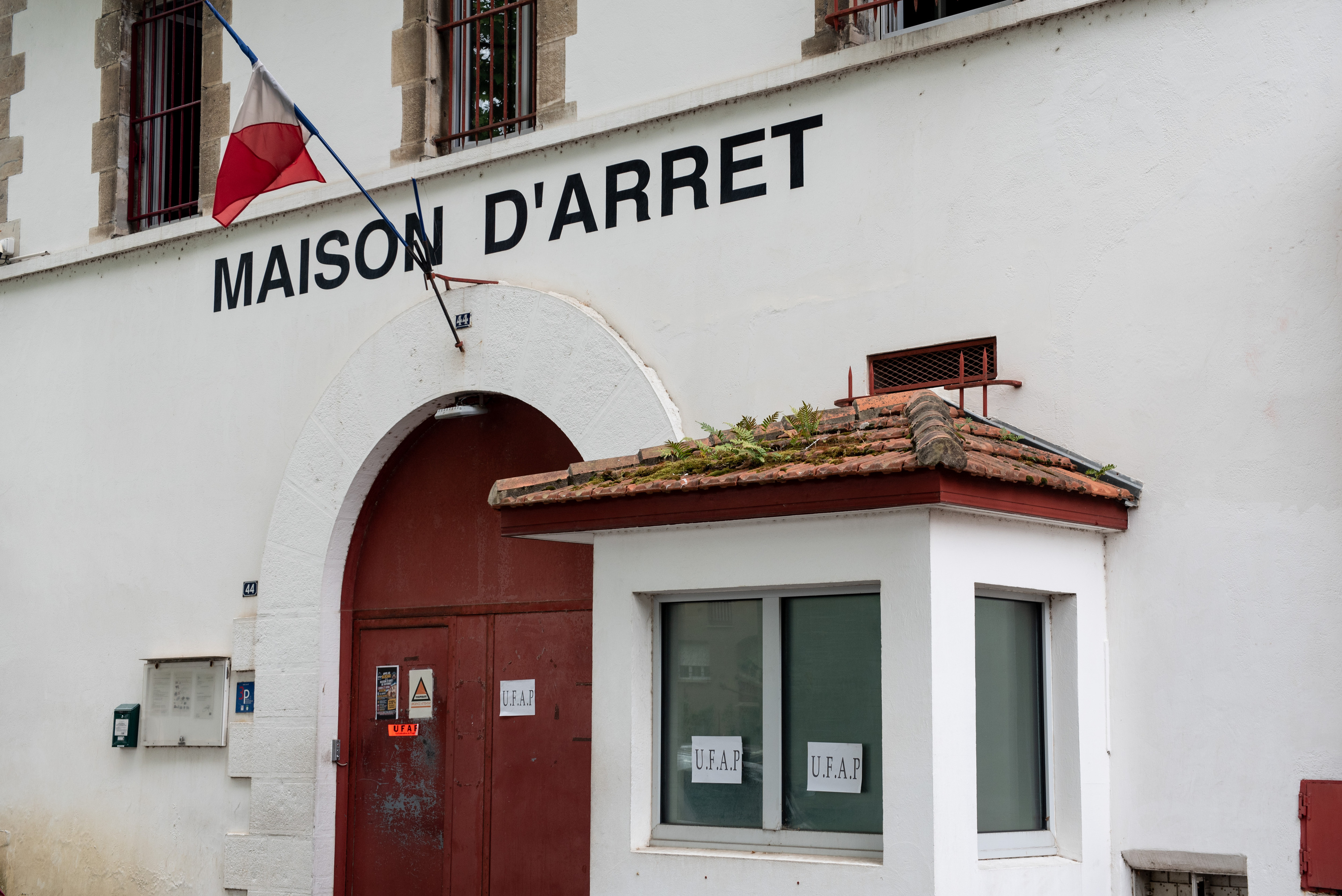 Baionako presondegia, gaur, sindikatuen pegatinekin atean. GUILLAUME FAUVEAU