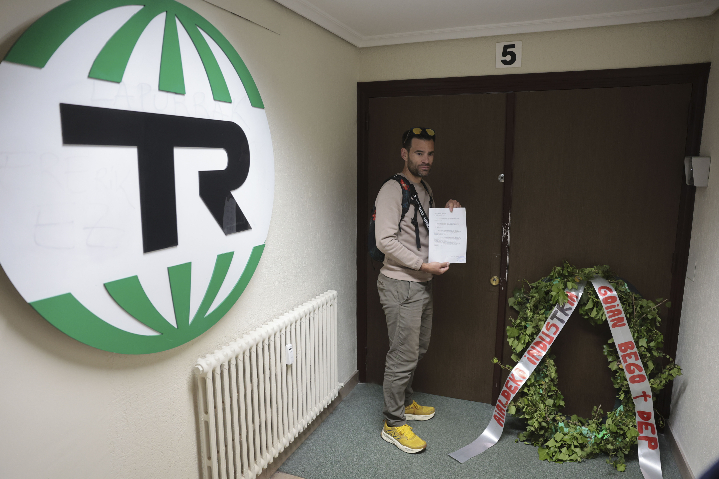 Tubos Reunidosko langile batzordeko kideak, joan den astean, taldearen bulegoetan. LUIS TEJIDO / EFE